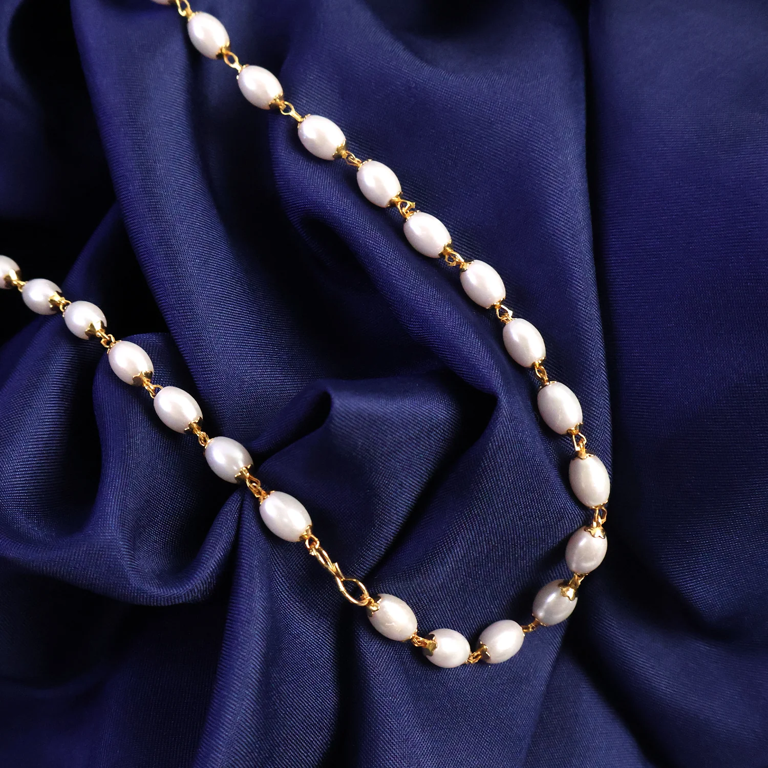 Elegant Pearl Beaded Necklace with Gold-Tone Link Detailing (1 Pc) - Image 3