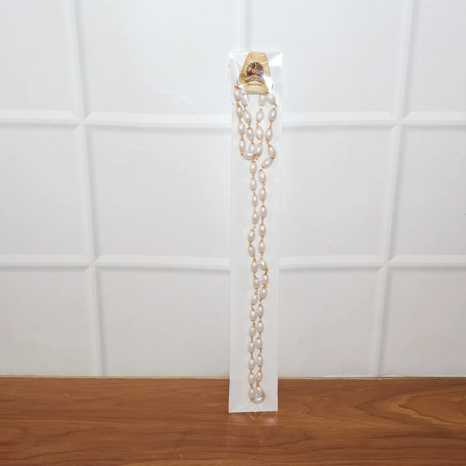 Elegant Pearl Beaded Necklace with Gold-Tone Link Detailing (1 Pc) - Image 7