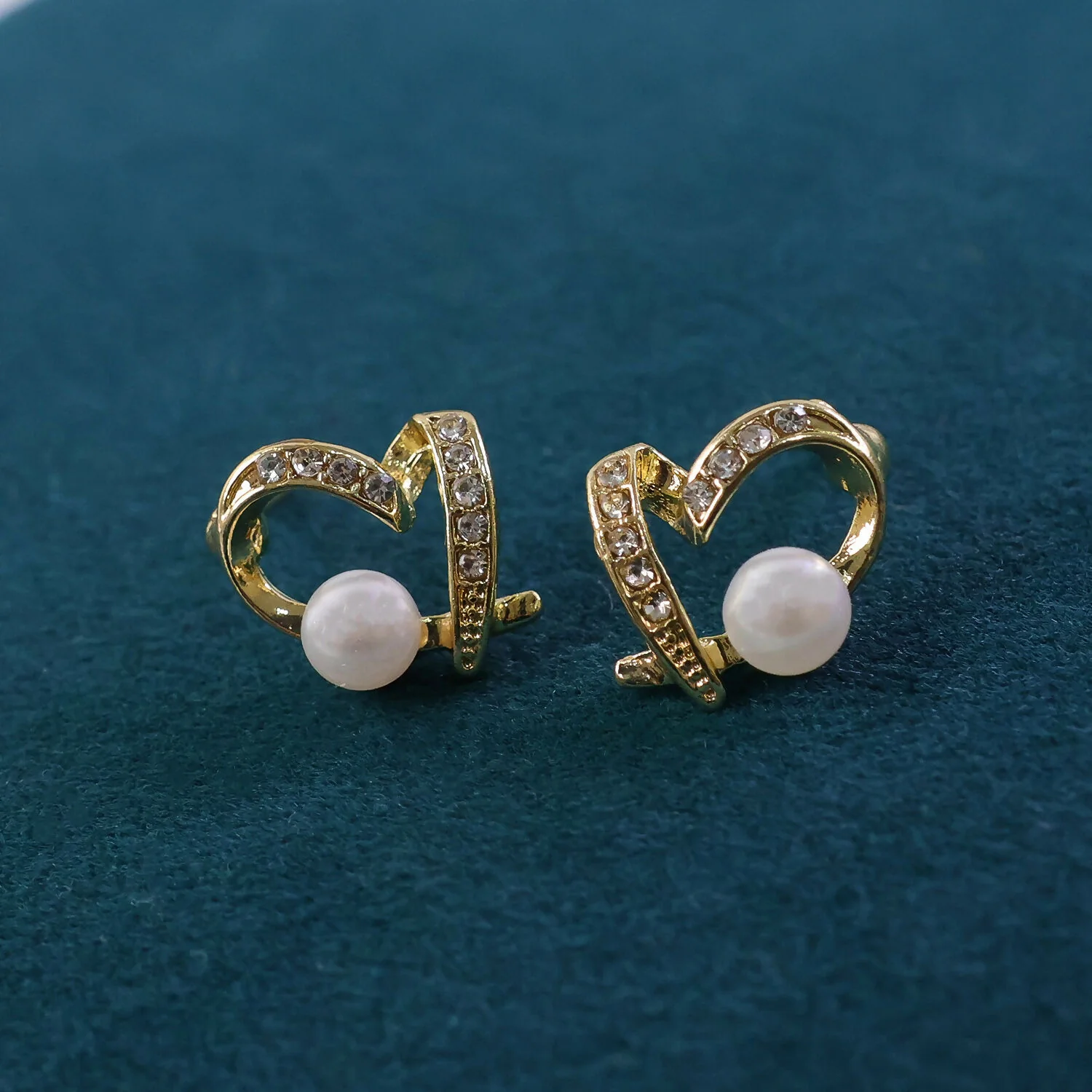 Elegant Pearl & Crystal Heart Design Stud Earrings for Women - Image 3