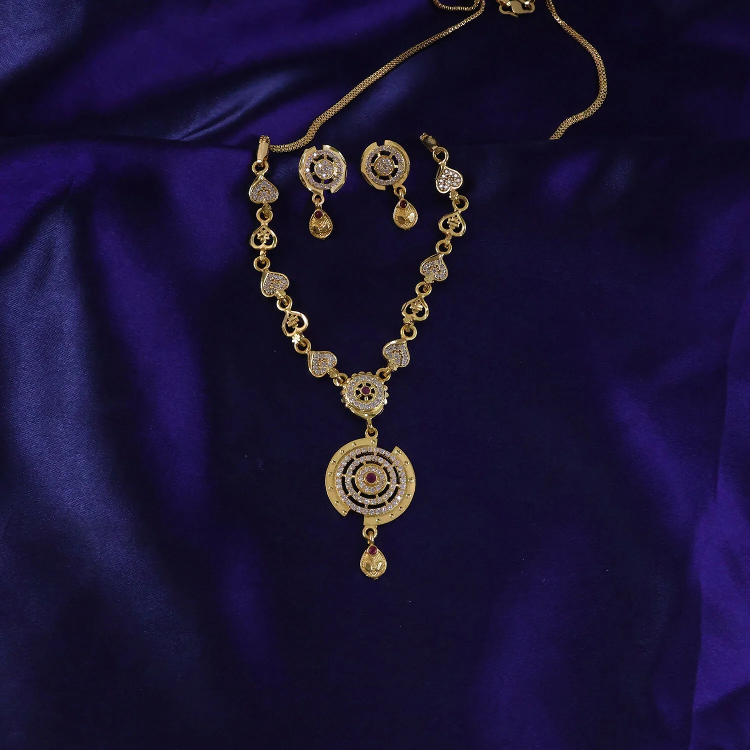 Elegant Queen Inspired Necklace Set with Royal Design for Women Festive Wear - Image 2