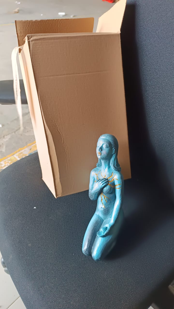 Elegant Resin Kneeling Woman Decorative Statue (1 Pc) - Image 8