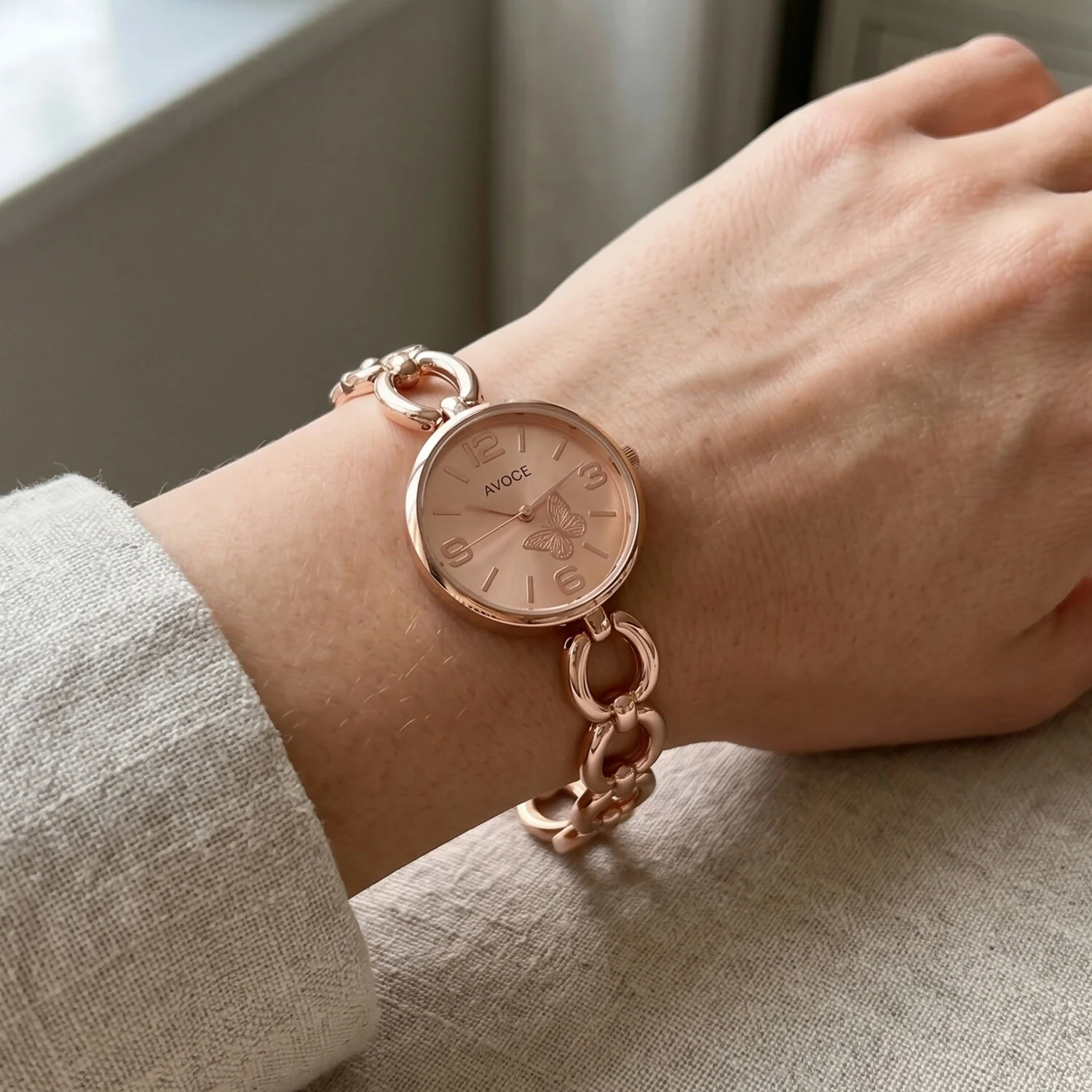 Elegant Rose Gold Chain Strap Women’s Wrist Watch with Butterfly Dial Design - Image 2