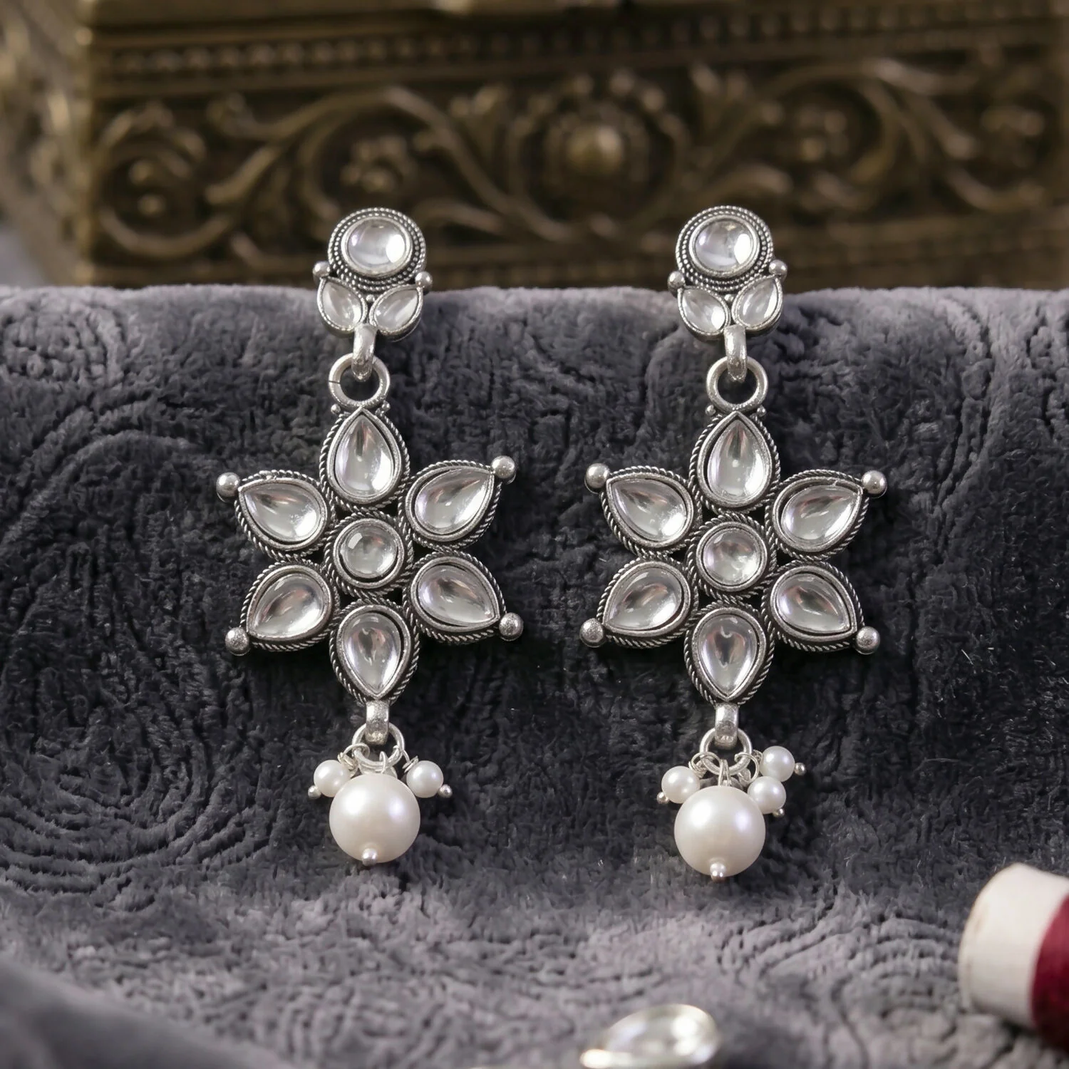 Elegant Silver and Pearl Necklace Set with Floral Pendant and Earrings for Special Occasions - Image 4