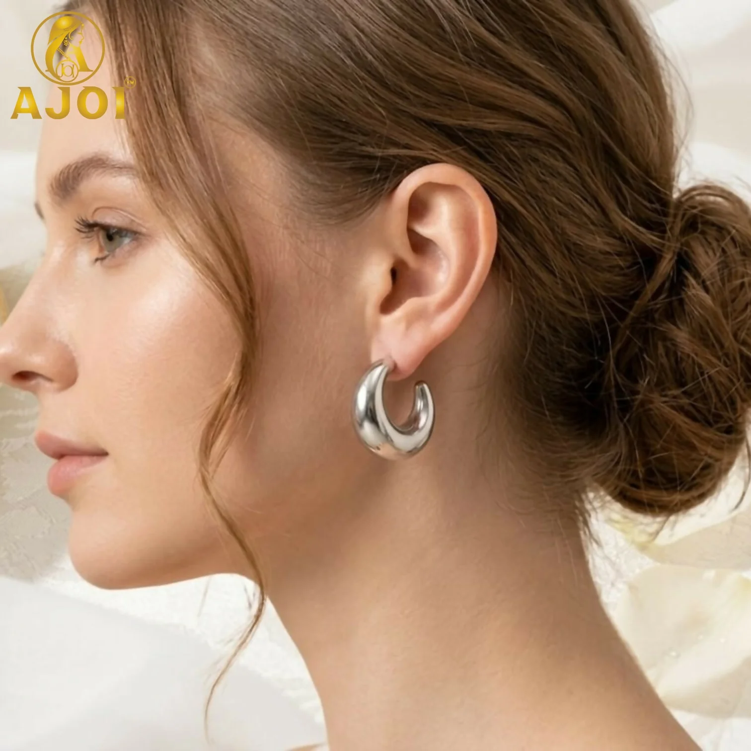 Elegant Silver Crescent Hoop Earrings with Sleek, Polished Finish for a Timeless Look - Image 2