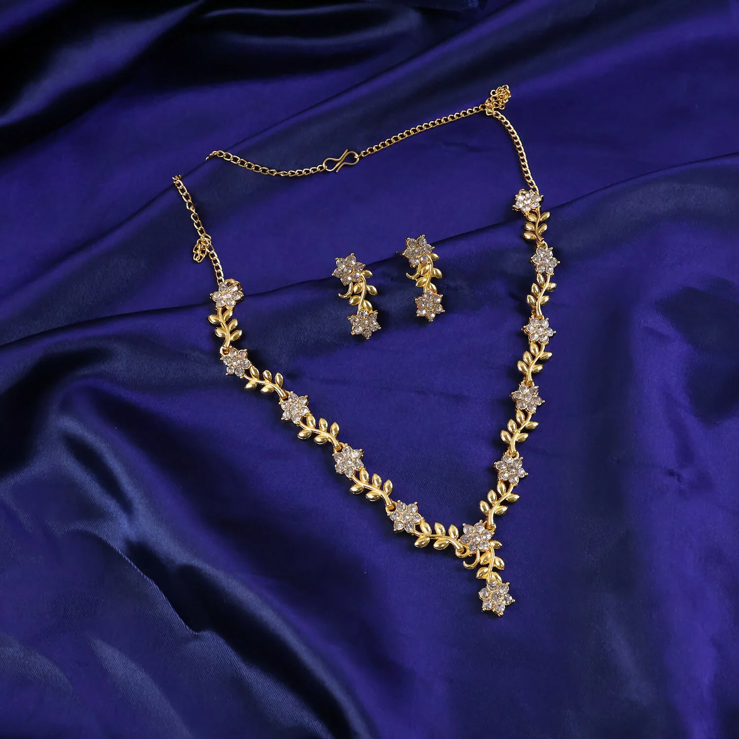 Everlasting Bloom V-Necklace Diamond Necklace - Image 6