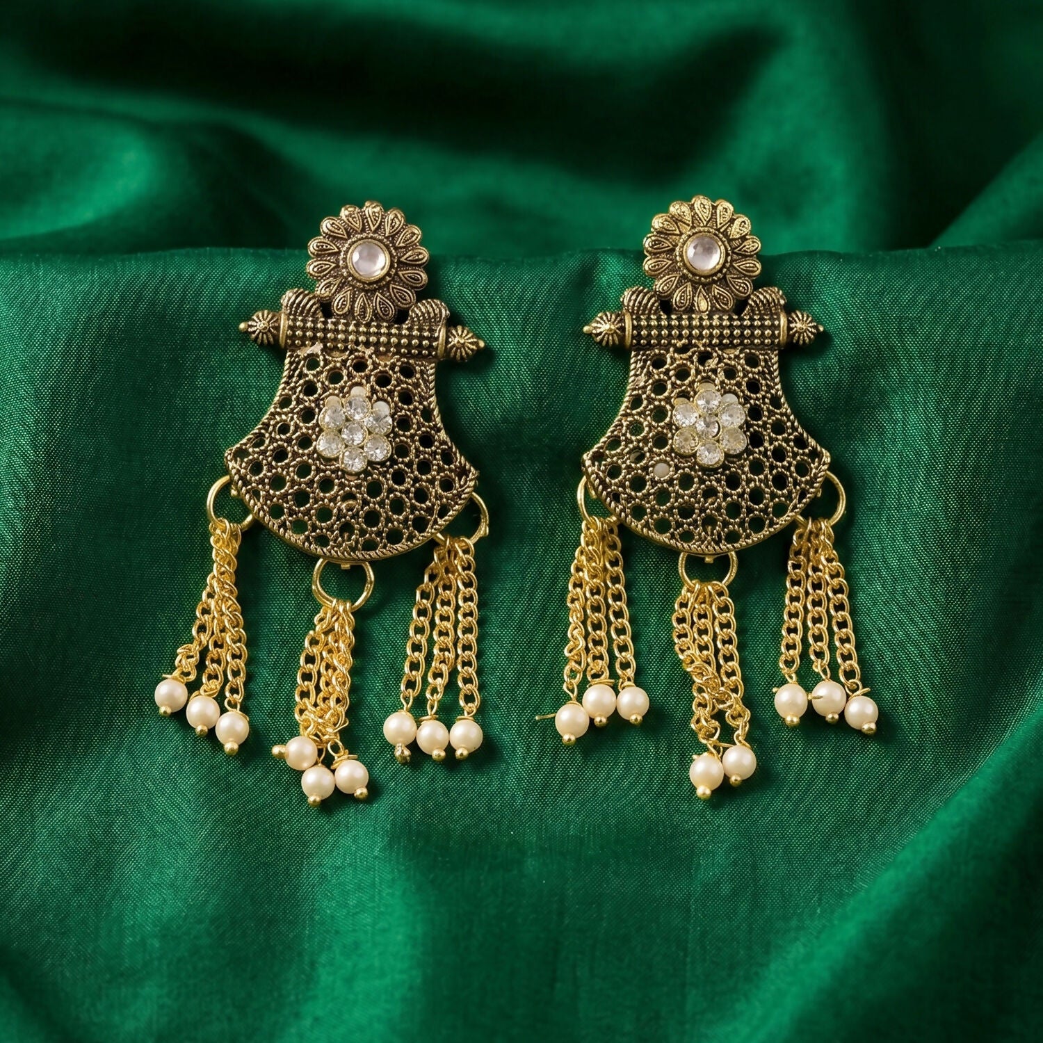 Exquisite Pearl and Stone-Studded Bridal Necklace Set with Earrings - Image 5