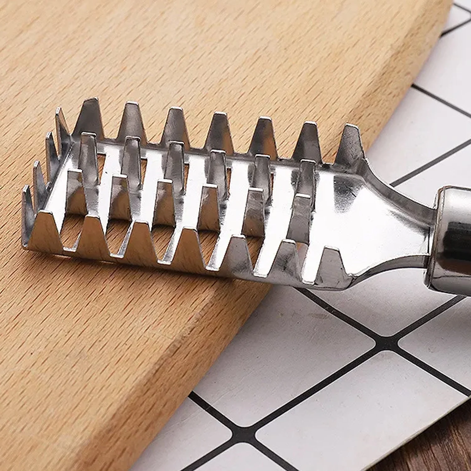 Stainless Steel Fish Scale Remover Scraper – Sawtooth Kitchen Tool - Image 4