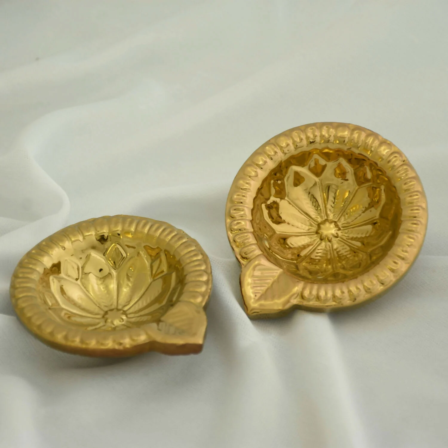 Floral Embossed Decorative Ceramic Diya with Gold PVD Plating & Glossy Metallic Finish (4 Pc) - Image 4