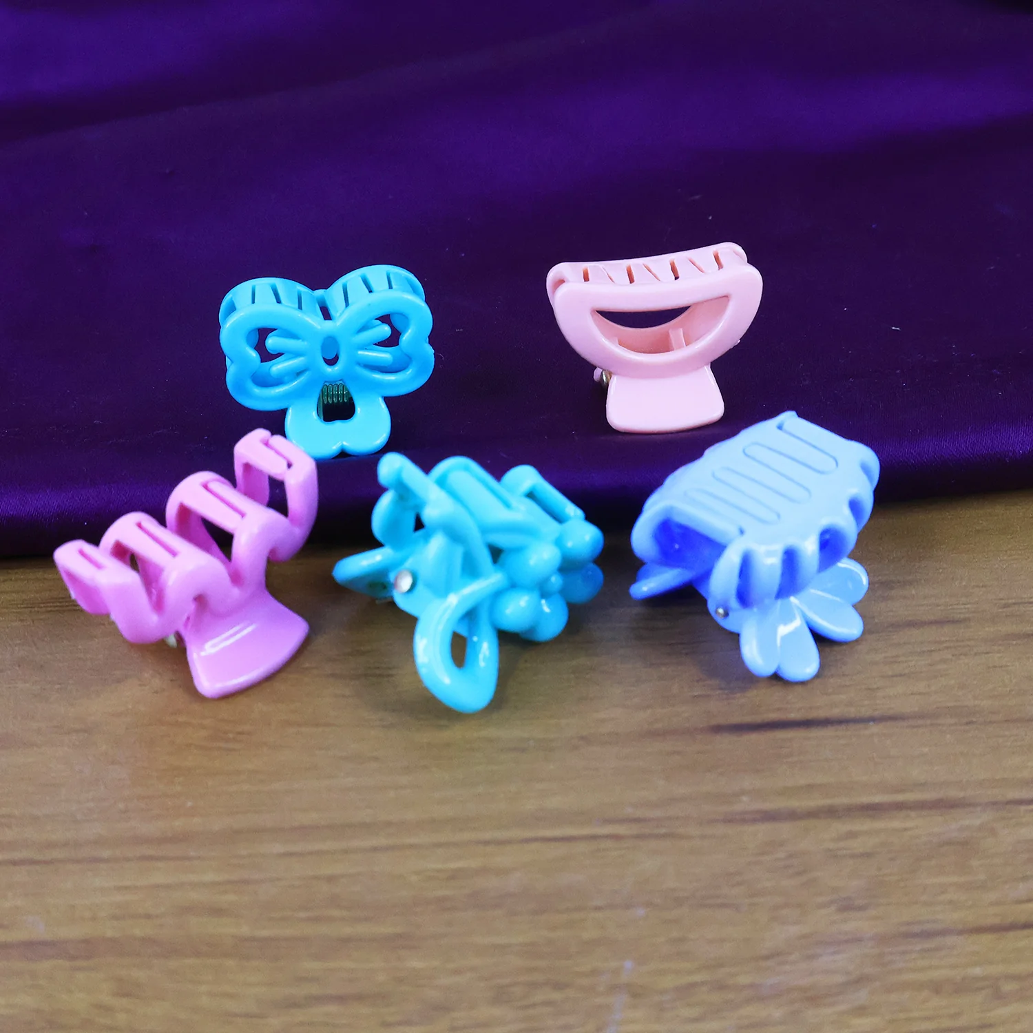 Plastic Small Hair Clips Girls Kids Hair Accessories (3 Pcs Set / Mix Color & Design) - Image 7
