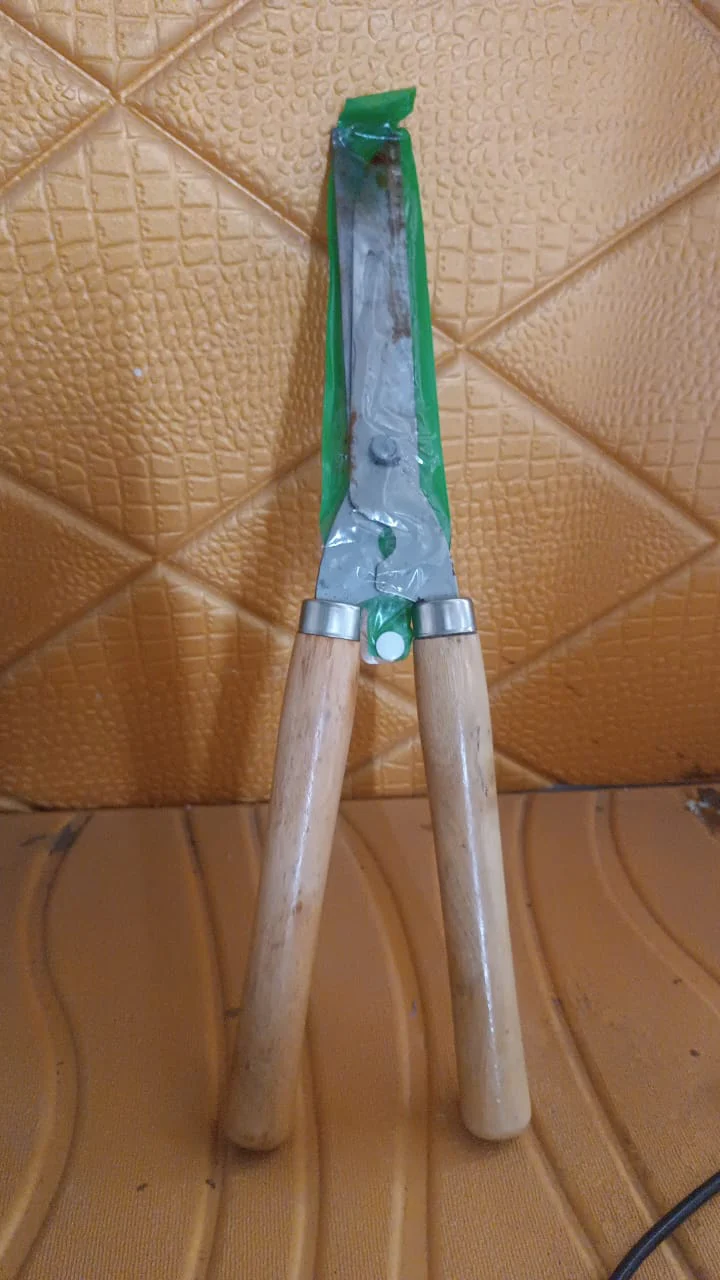 Heavy-Duty B Grade Hedge Shear with Wooden Handle - Image 7