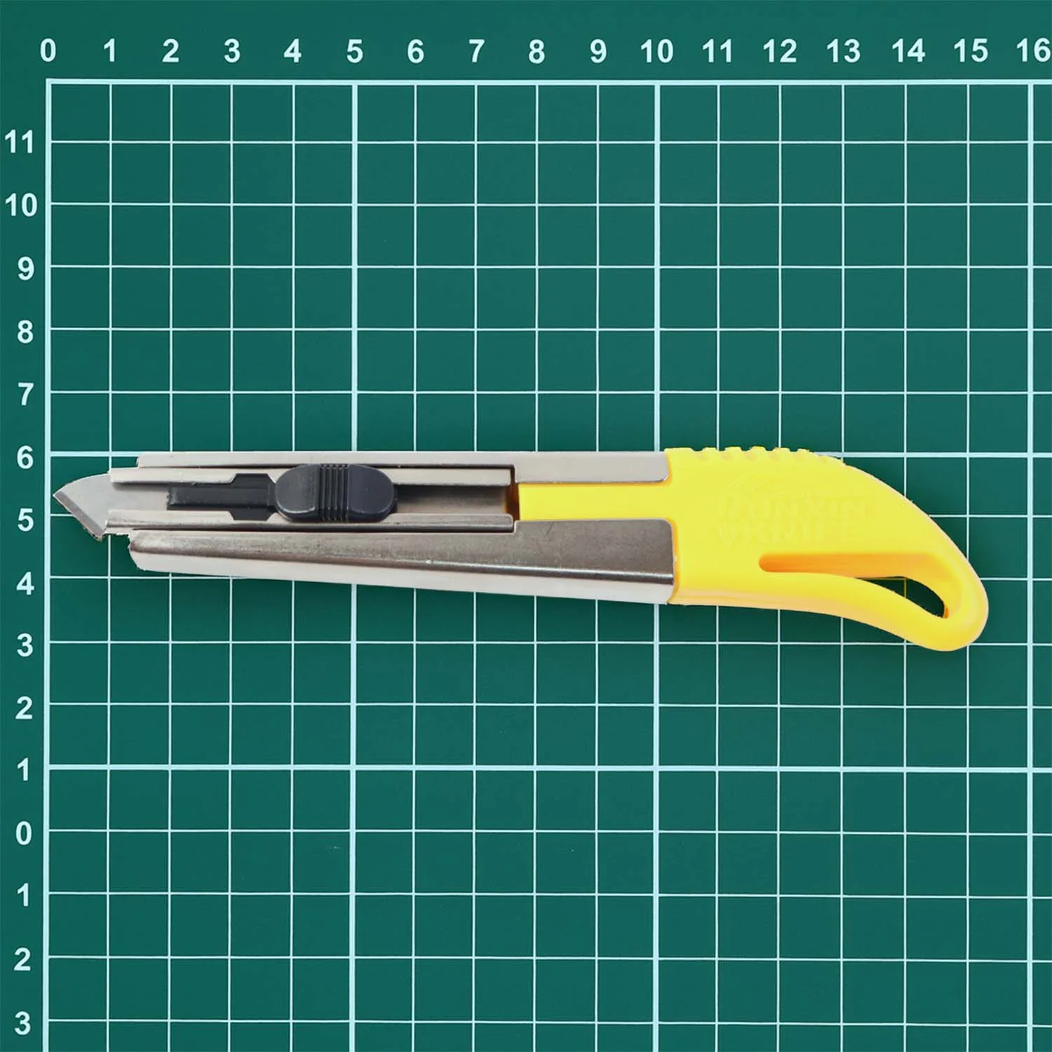 Heavy-Duty Stainless Steel Body Utility Cutter Knife (1 Pc / With 2 Extra Blade) - Image 3