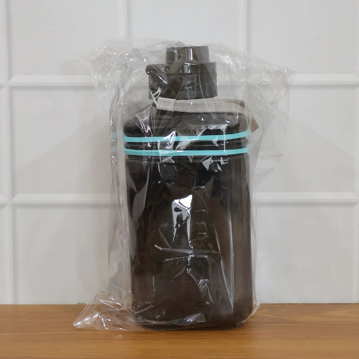 Large Square Gallon Style Water Bottle with Handle 1500 ML - Image 7