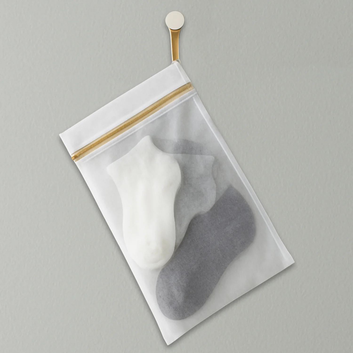 Large Mesh Laundry Bag with Zipper for Delicates & Travel Storage - Image 3