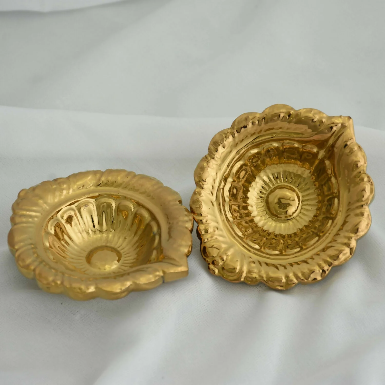 Leaf Design Decorative Ceramic Diya with Gold PVD Plating & Textured Metallic Finish (4 Pc) - Image 4