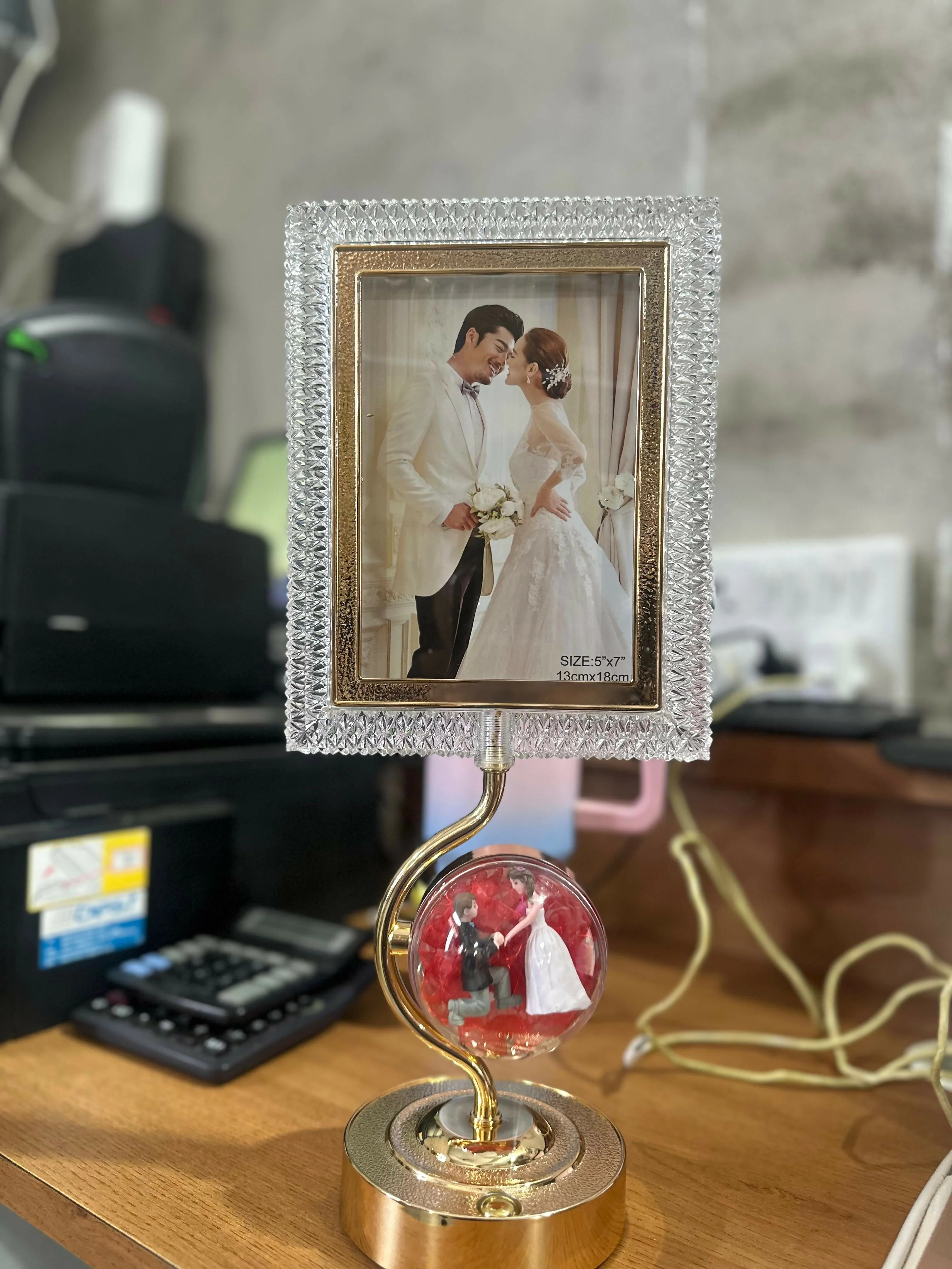 LED Photo Frame Lamp with 3 Lighting Modes & Romantic Couple Base - Image 8