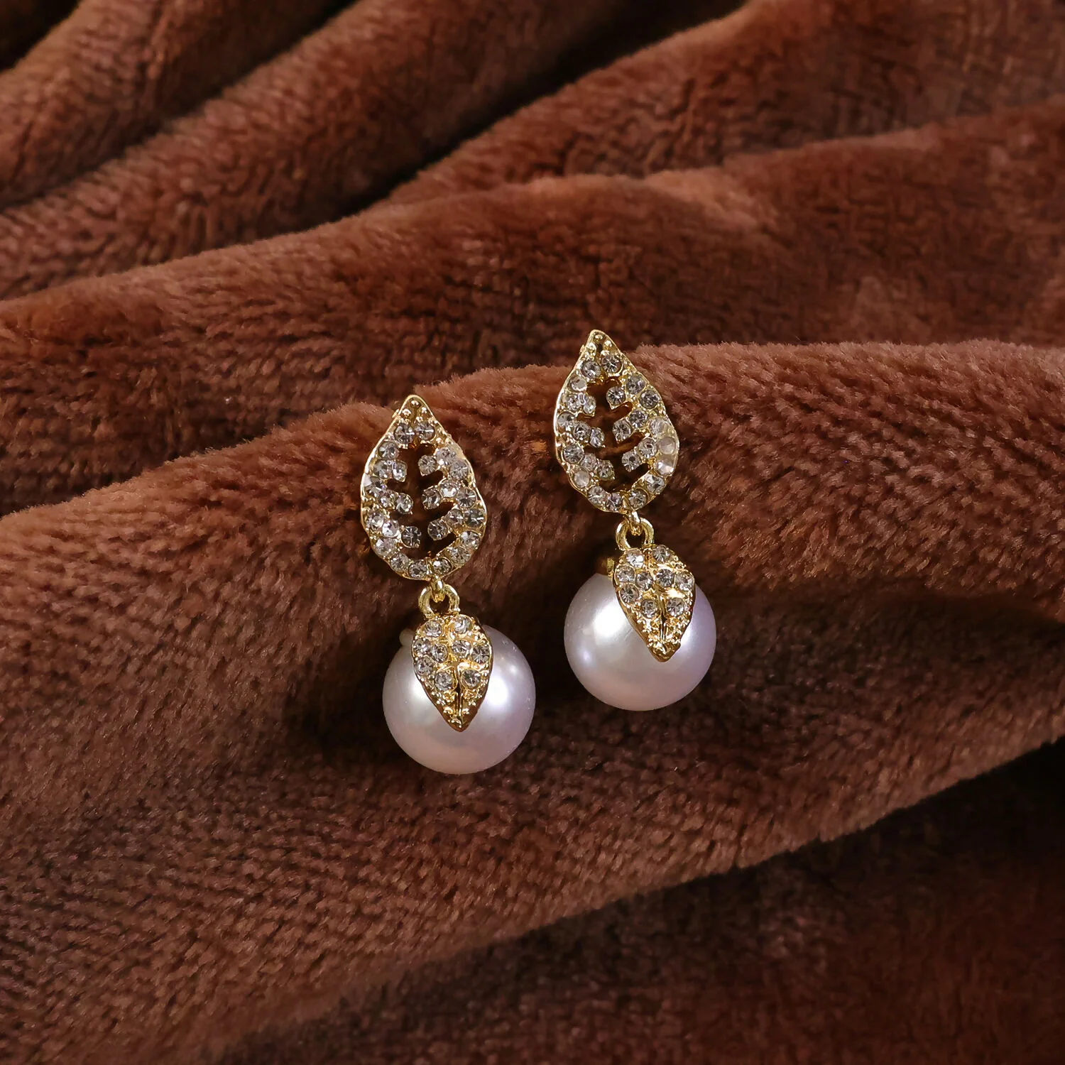 Luxury Korean Style Gold Leaf Pearl Drop Earrings for Women - Image 4
