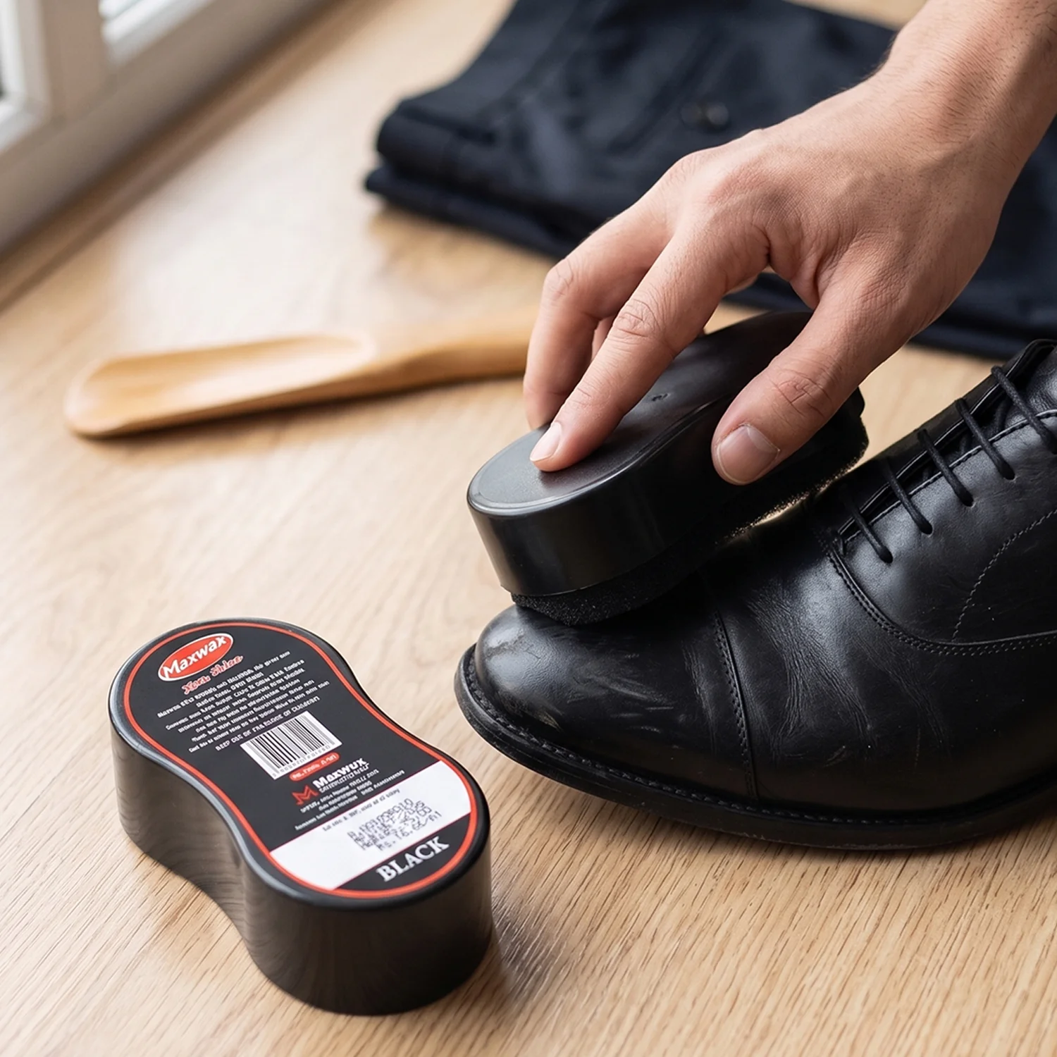 Maxwax Black Instant Shoe Shiner (1 Pc, 4.5 ML) - Image 3