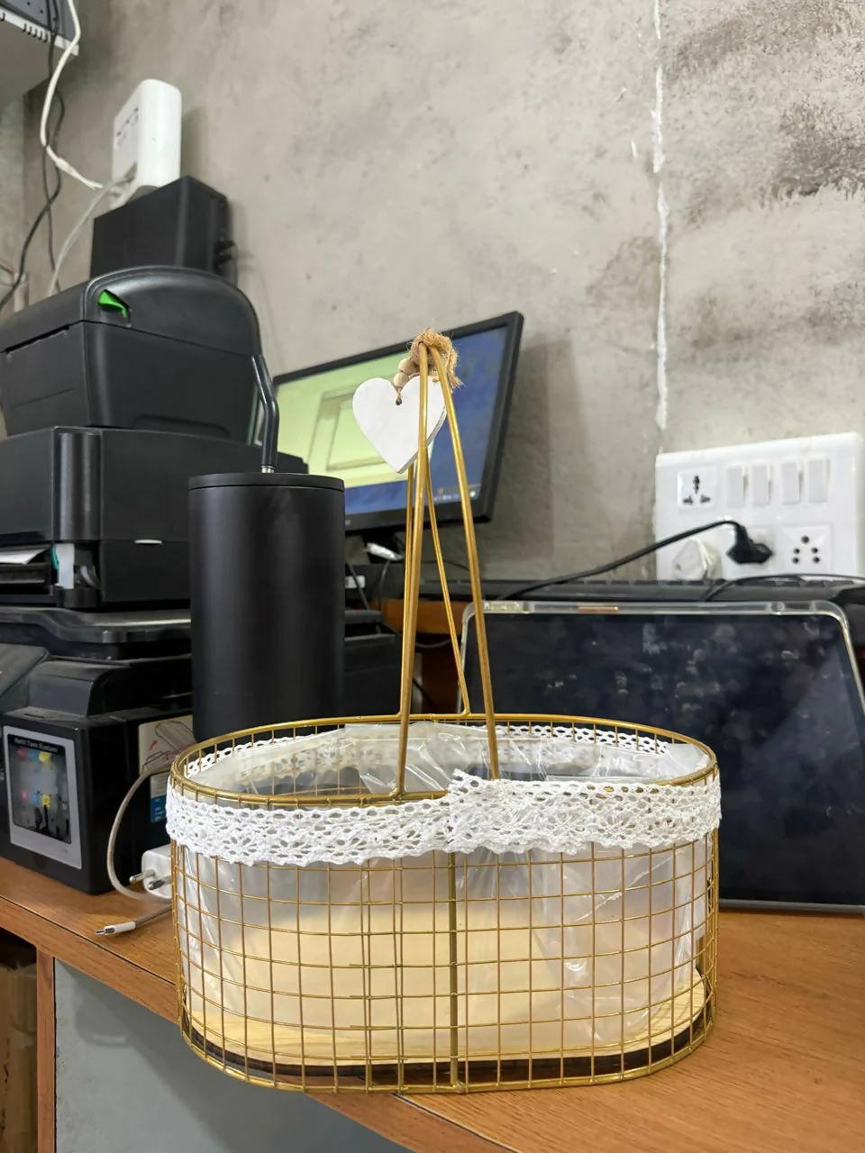 Metal Wire Storage Basket with Handle and Fabric Lining Organizer - Image 6