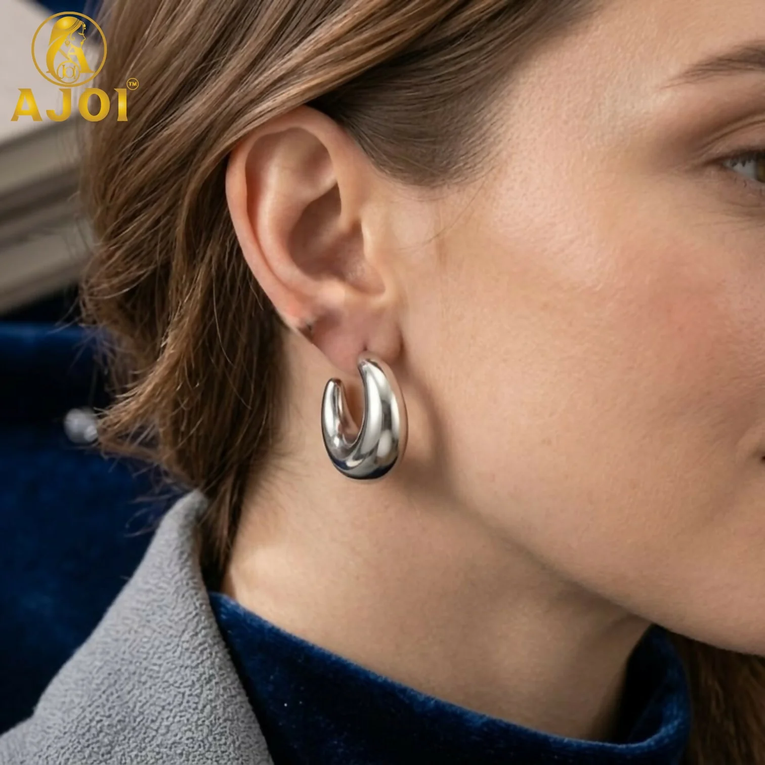 Minimal Silver Crescent Hoop Earrings Set of 2 - Image 2
