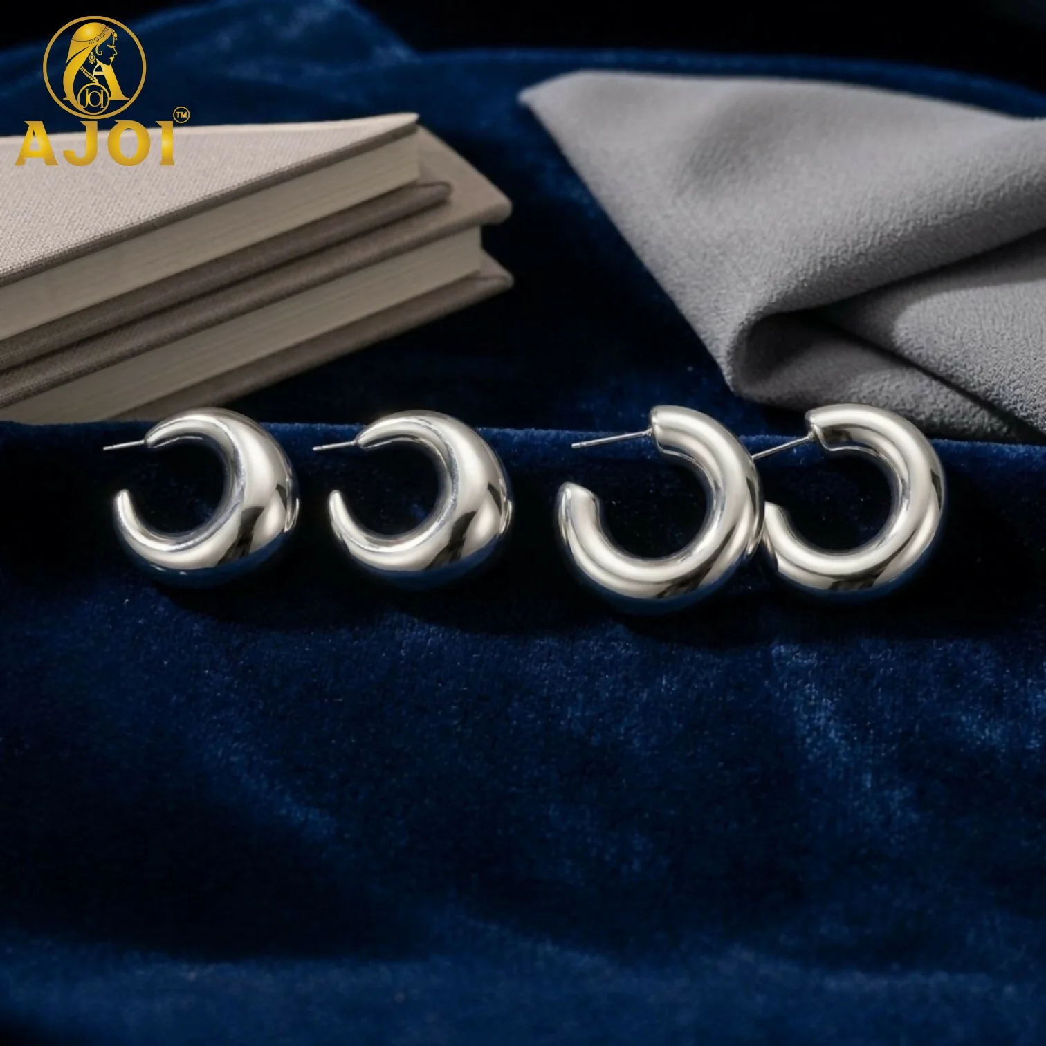 Minimal Silver Crescent Hoop Earrings Set of 2 - Image 3