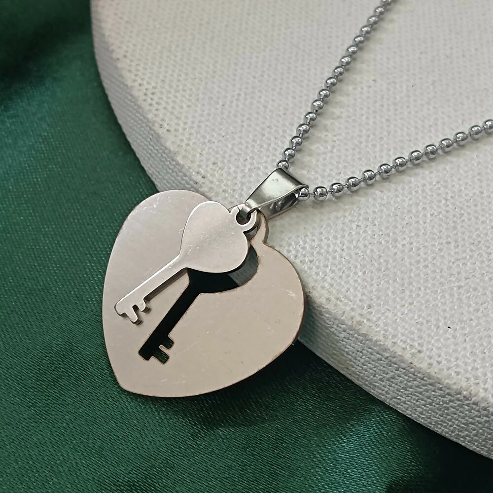 Modern Heart and Key Pendent Necklace - Image 3