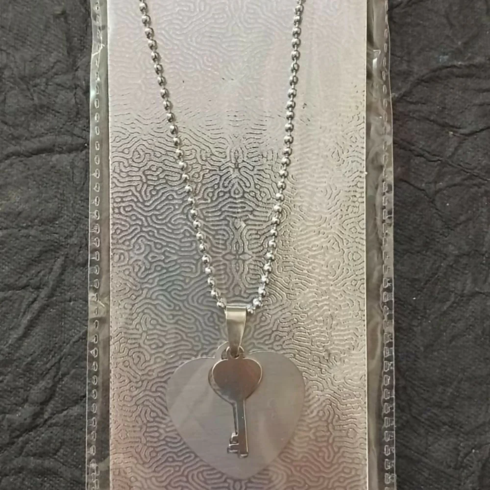 Modern Heart and Key Pendent Necklace - Image 5