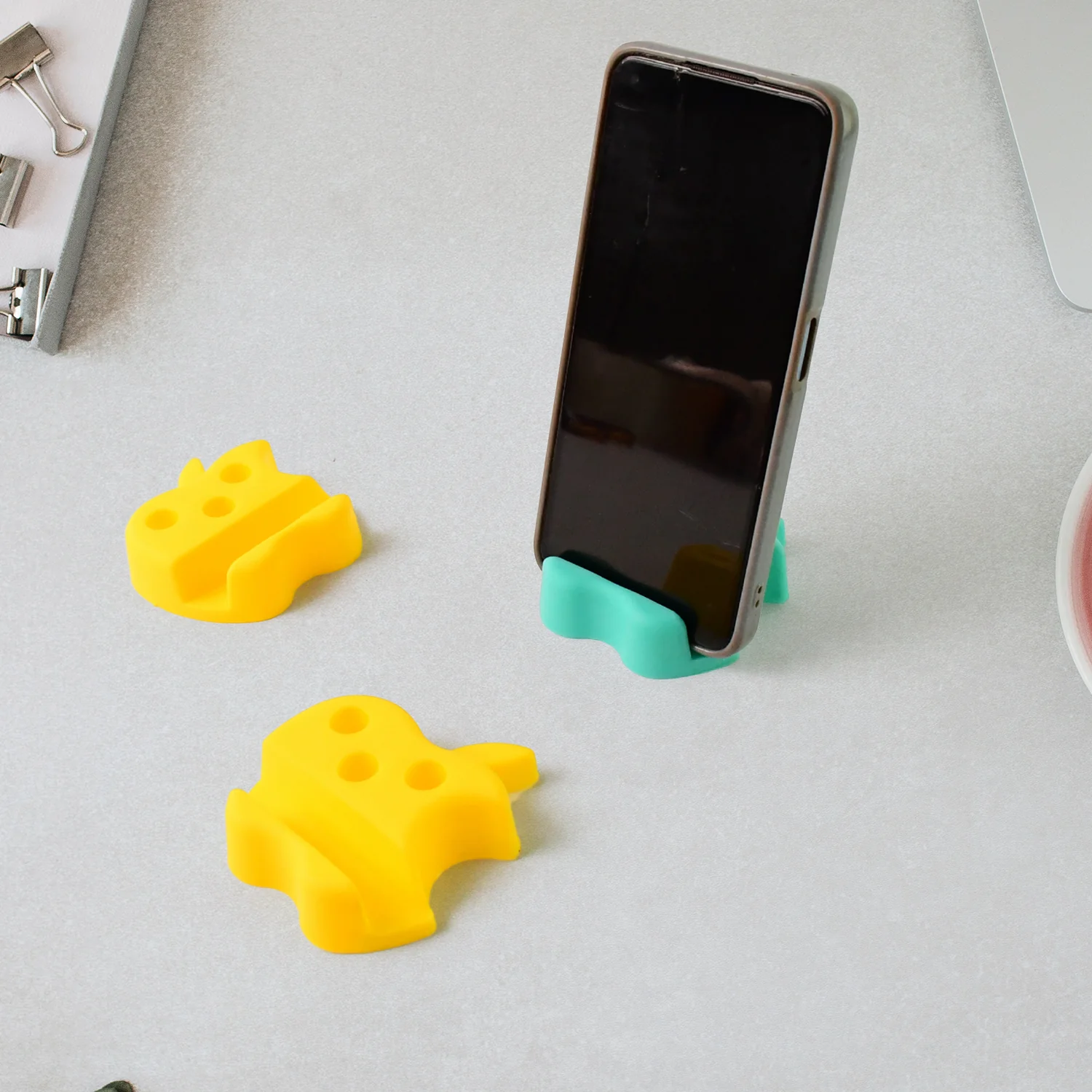 Multi-Functional Apple-Shaped Plastic Mobile Stand with Pen Holder (3 Pc / Mix Color) - Image 5