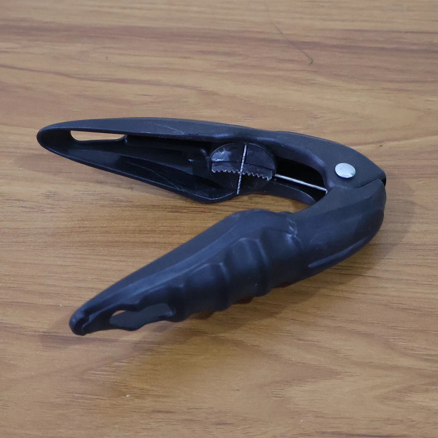 Multipurpose Walnuts and Seafood Cracker Tool - (1 Pc) - Image 7