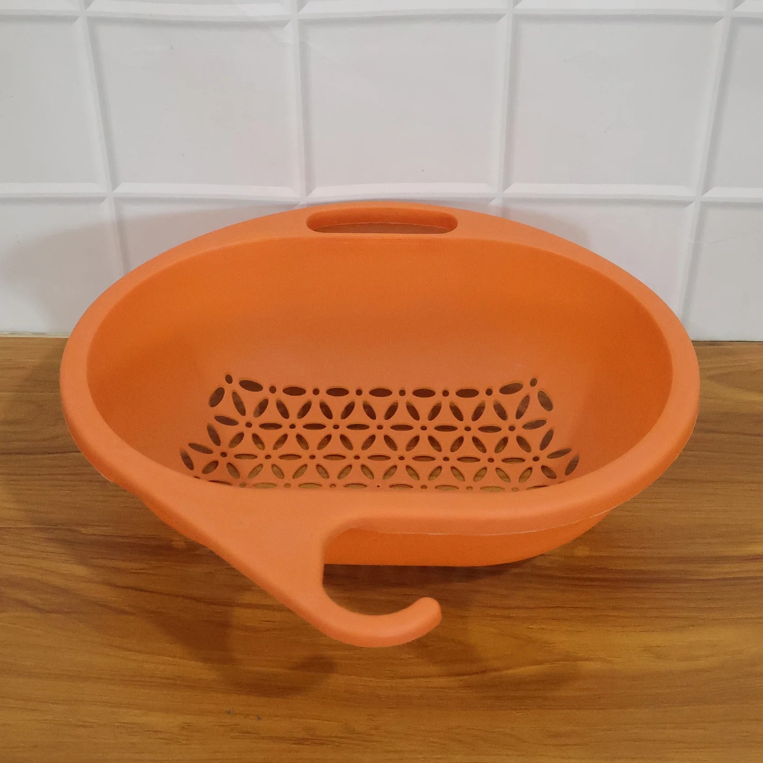 Multipurpose Plastic Kitchen Strainer Bowl with Hook Handle (1 Pc) - Image 9