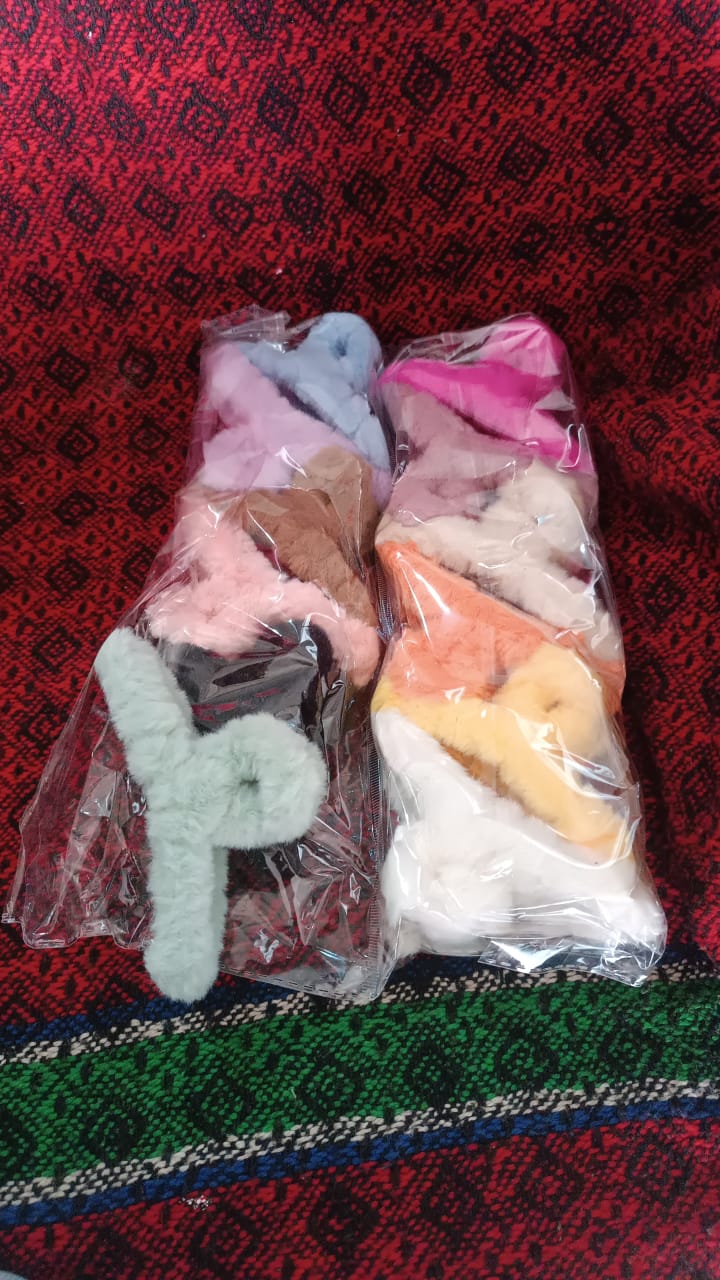 Large Plush Hair Claw Clips, Plastic Fluffy Hair Claw Hair (1 Pc / Mix Color) - Image 10