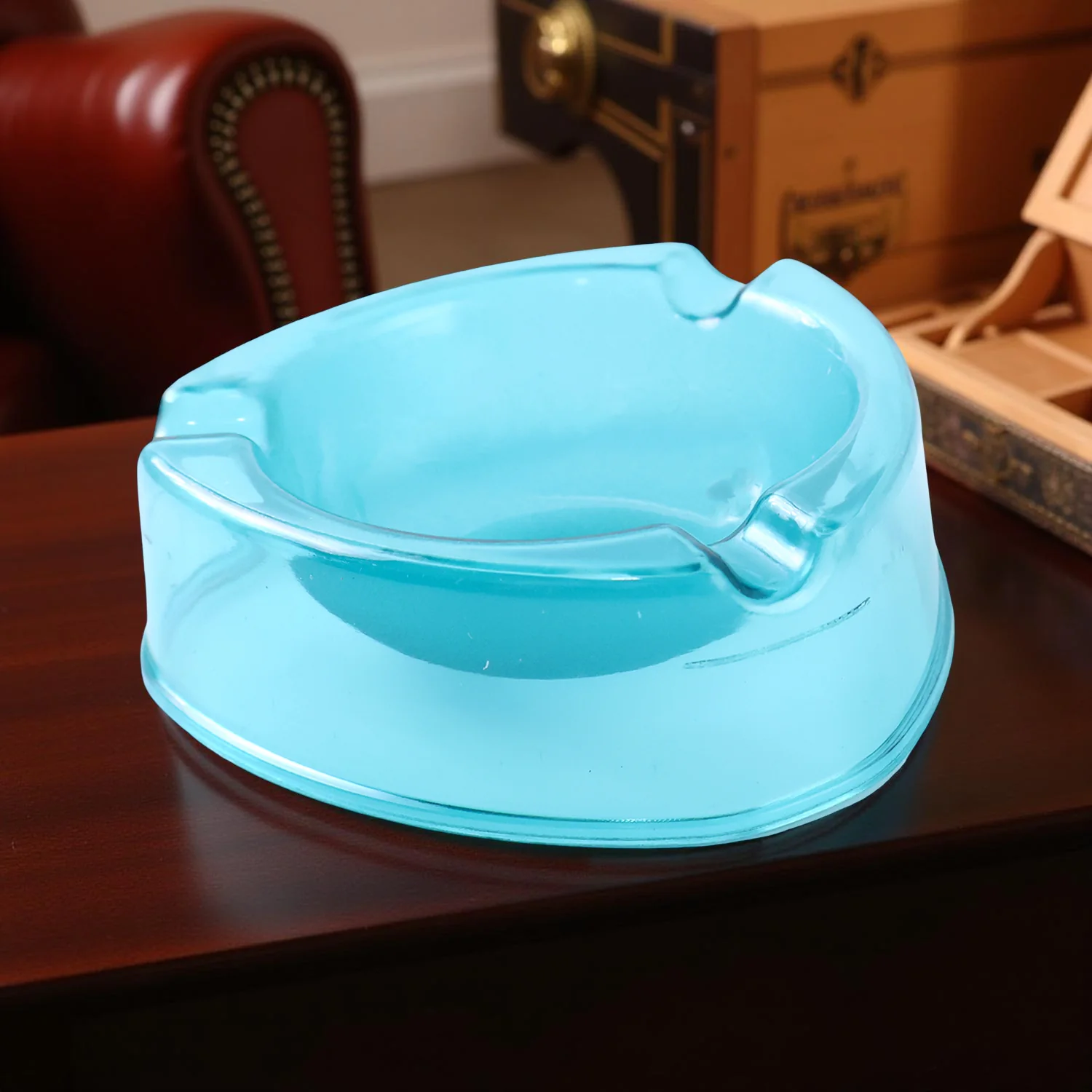 Heavy-Duty Transparent Plastic Ashtray with Triple Rest Slots (1 Pc) - Image 6