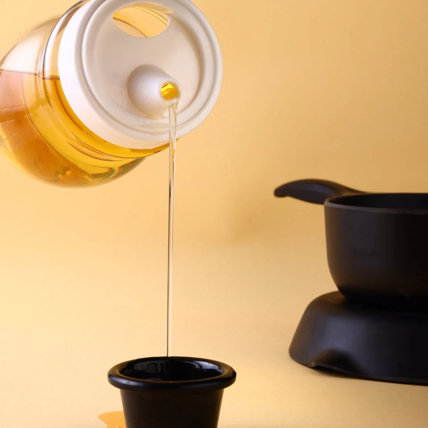 Oil Dispenser Plastic with small nozzle 650ml - Image 7
