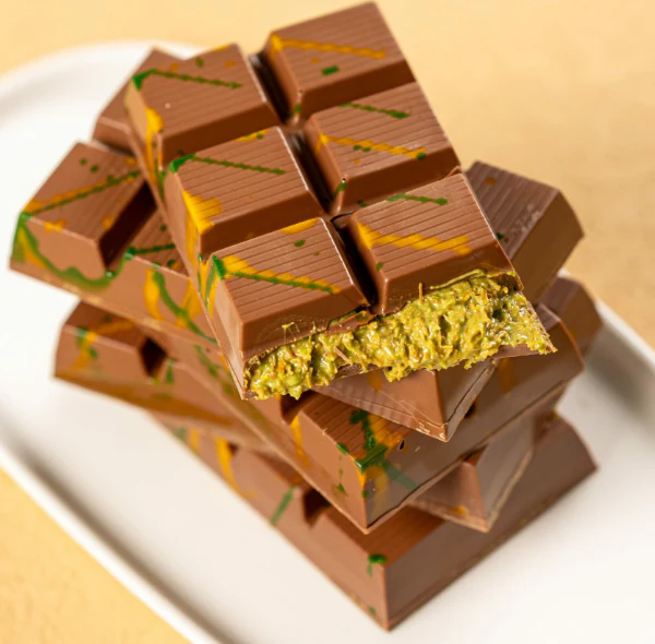 Oracle Nuts & Berry Dubai Pistachios Kunafa Bar Chocolate 100 gm - Image 2