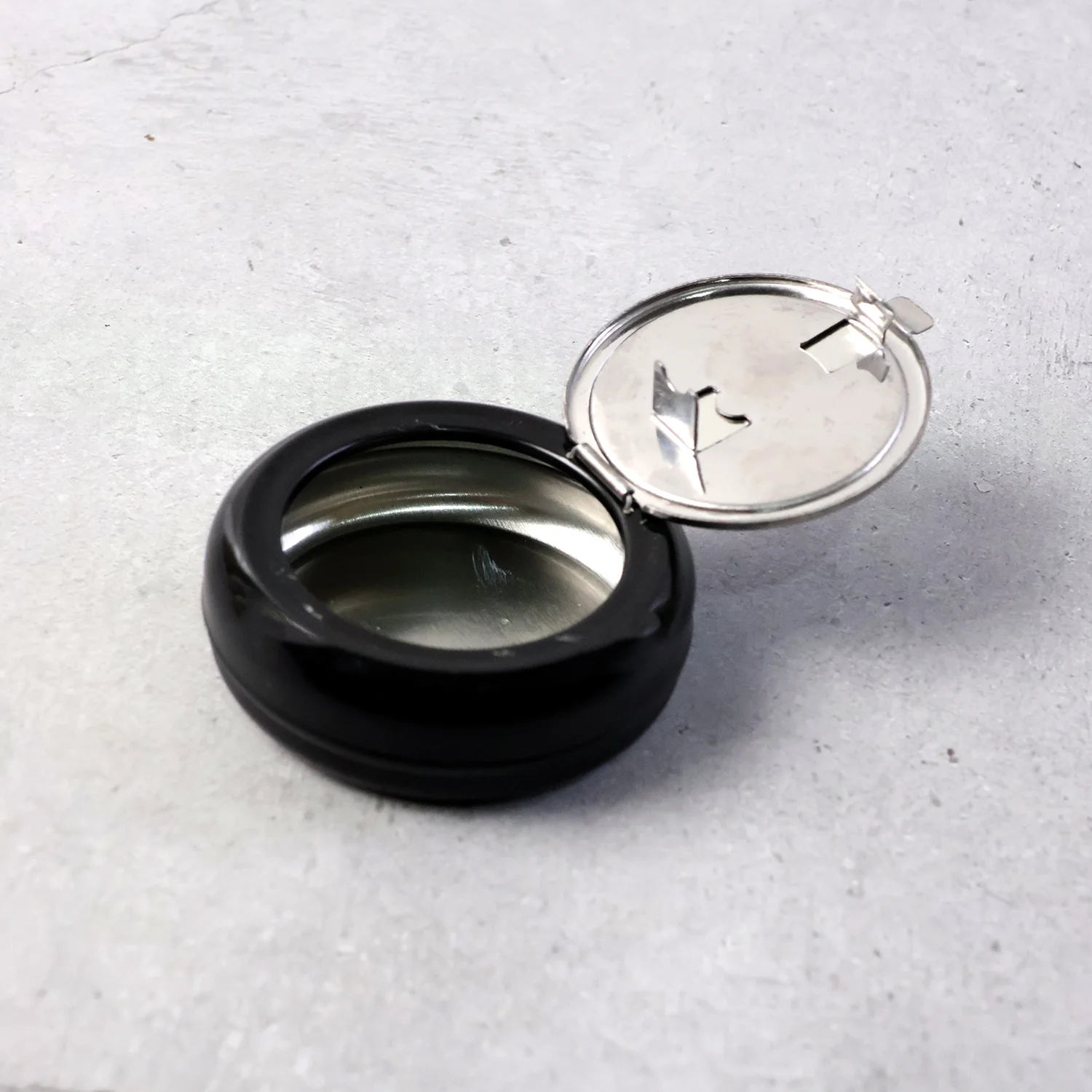 Round Smokeless Ashtray with Lid (1 Pc) - Image 4