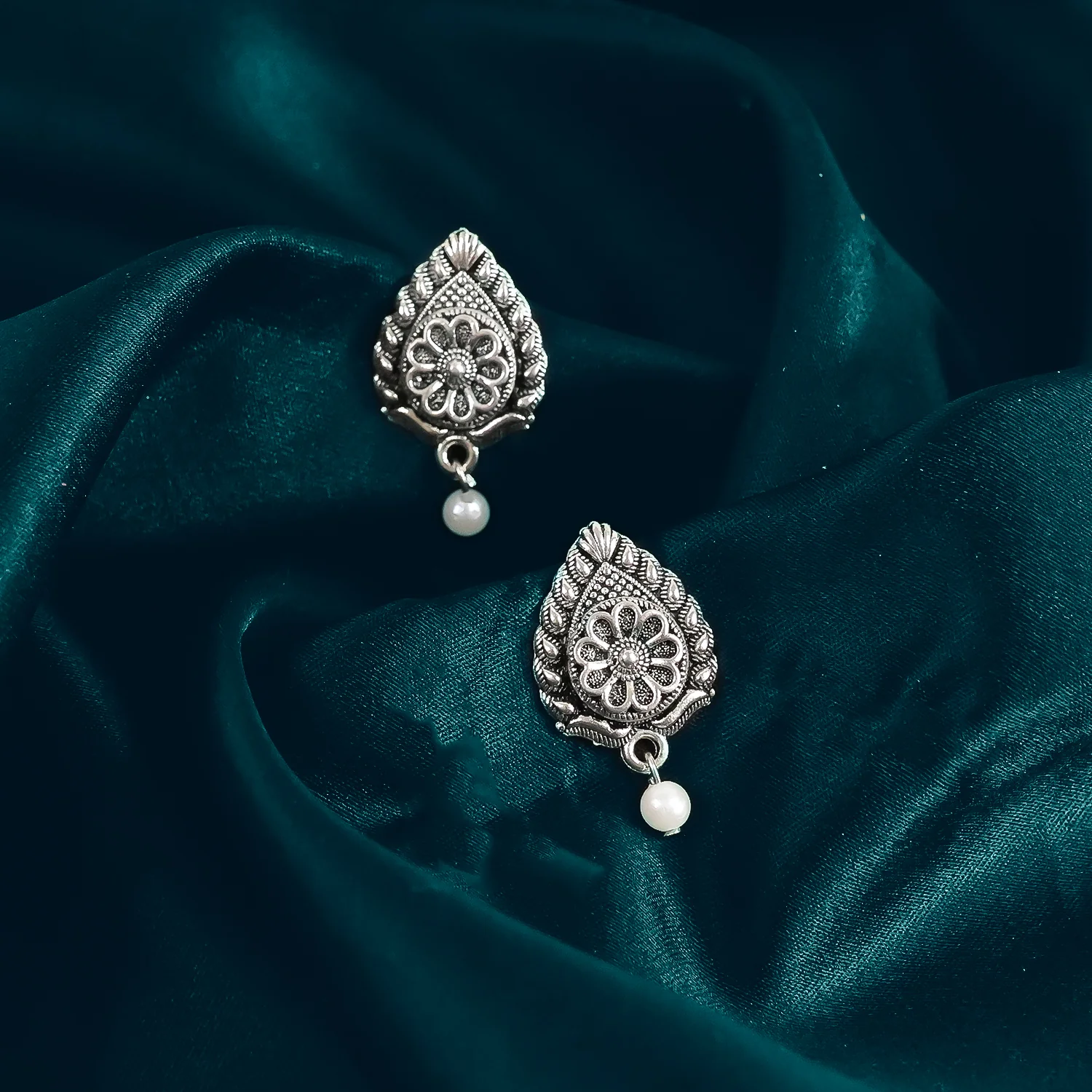 Oxidised Silver Choker With Matching Jhumas Earring For Women - Image 4