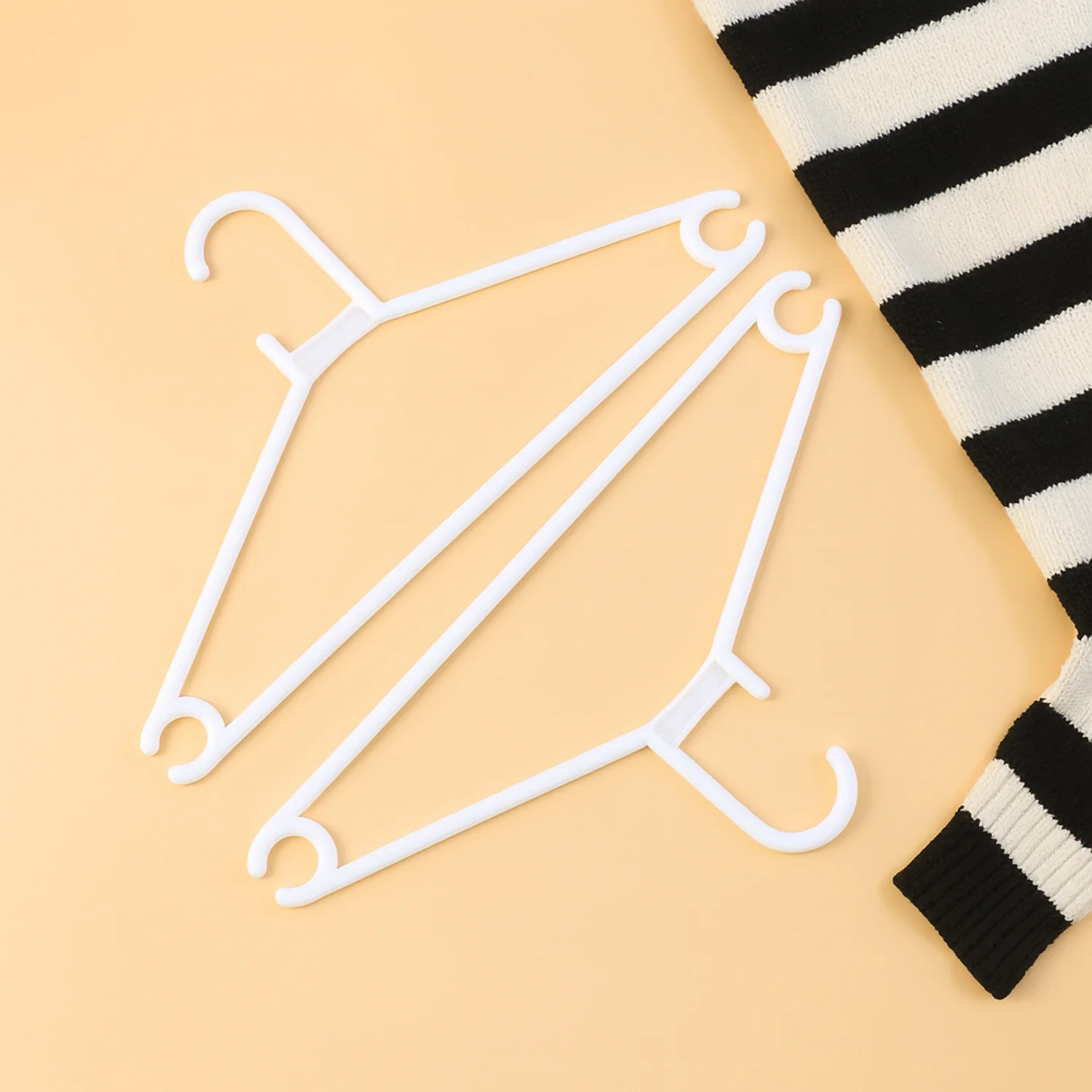 Plastic Clothes Hangers – Set of 6 - Image 8