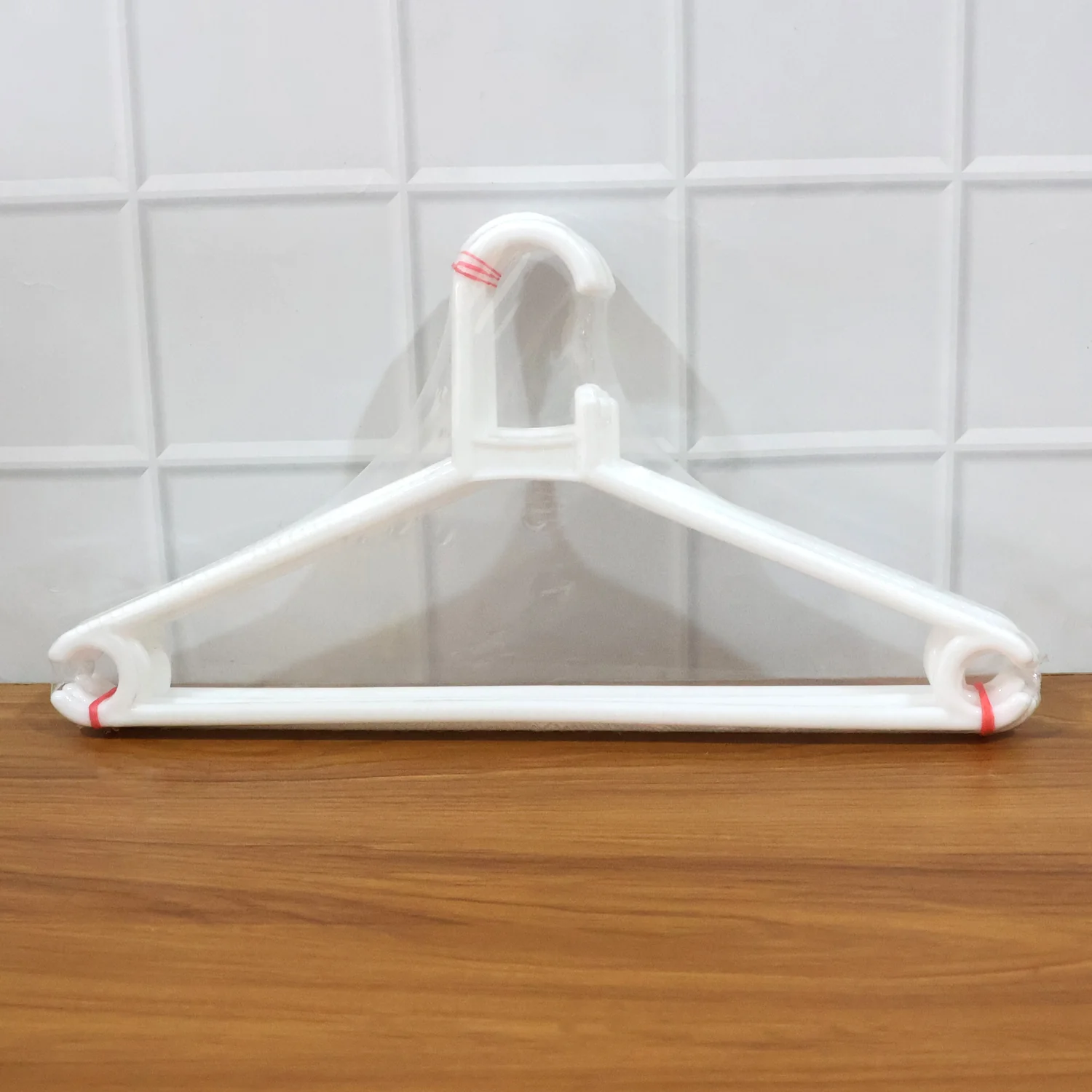 Plastic Clothes Hangers – Set of 6 - Image 9