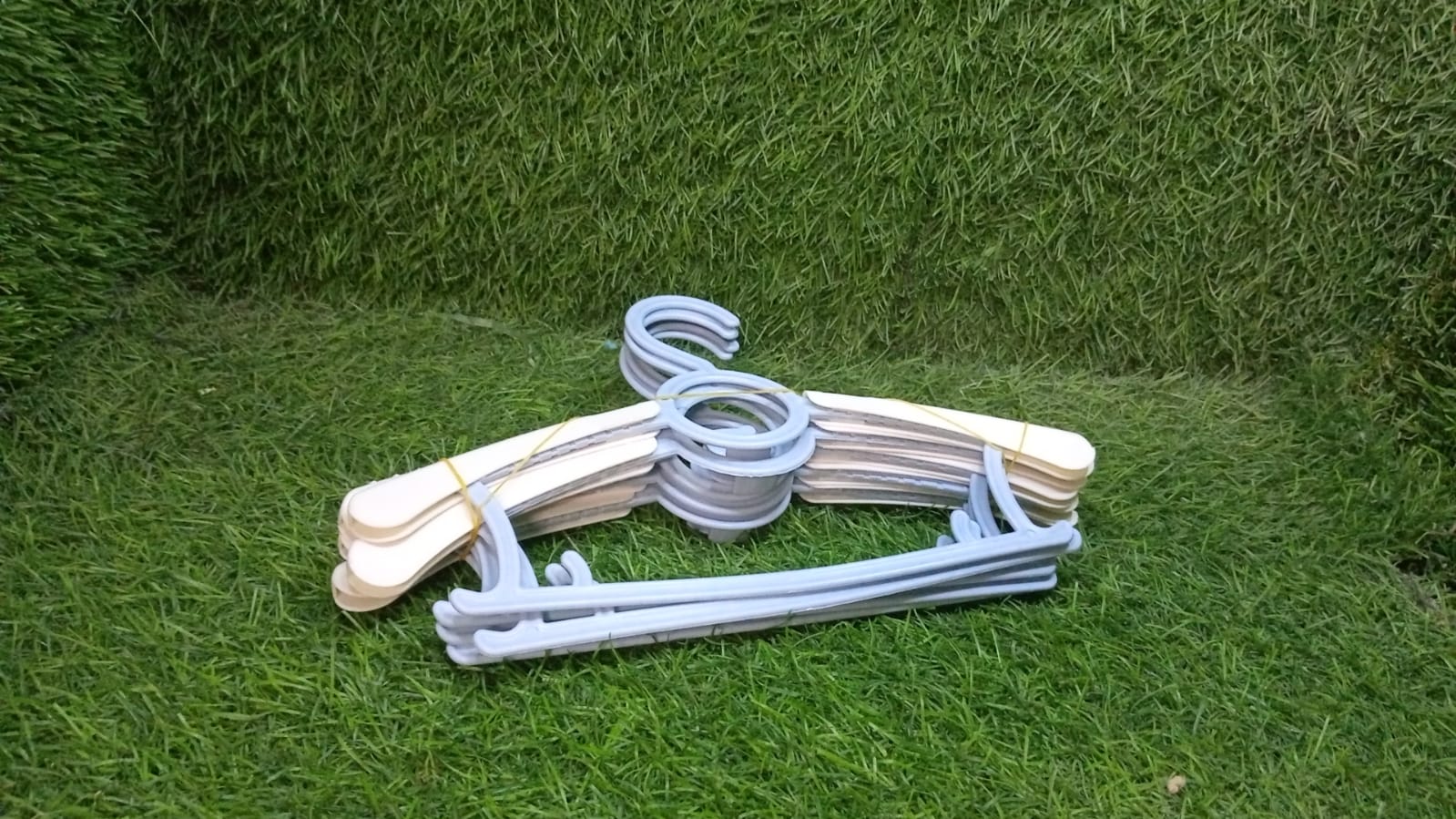 Large Adjustable Plastic Dress Hangers – Space-Saving & Lightweight (5 Pc) - Image 7