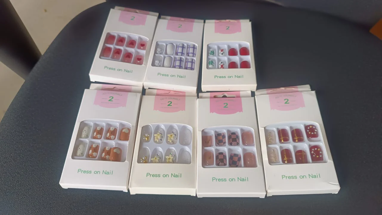 Glitter 3D Floral Press-On Artificial Nail Tips with Nail Glue fake nails (1 Set) - Image 8