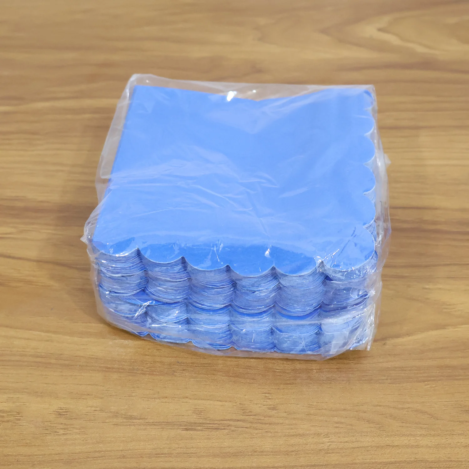 Royal Scalloped Disposable Paper Napkins (23 x 23 Cm / Approx 120 Pc) - Image 8