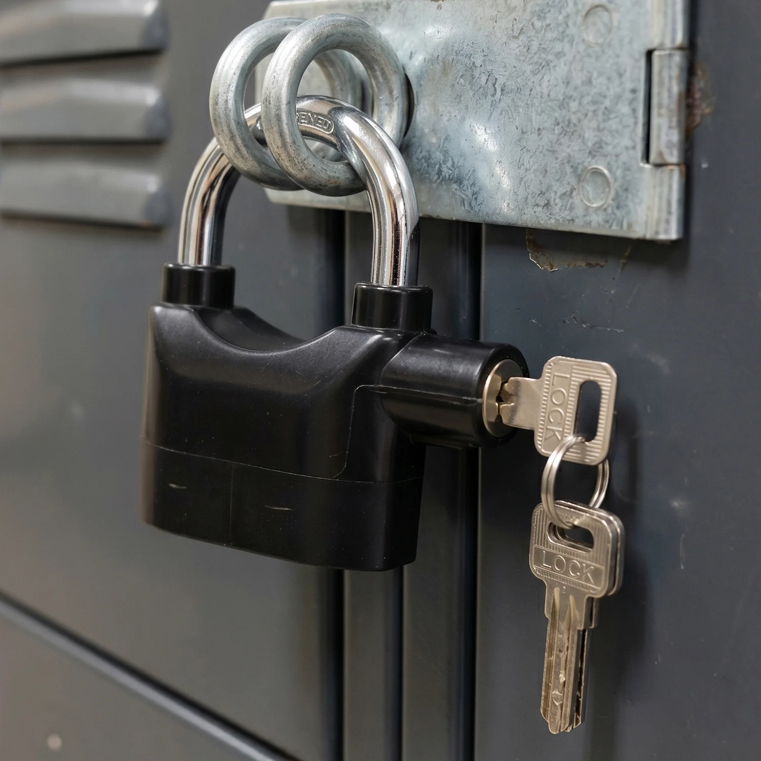 Heavy Duty Security Alarm Padlock with Built In Sound Alert System With 3 keys - Image 3