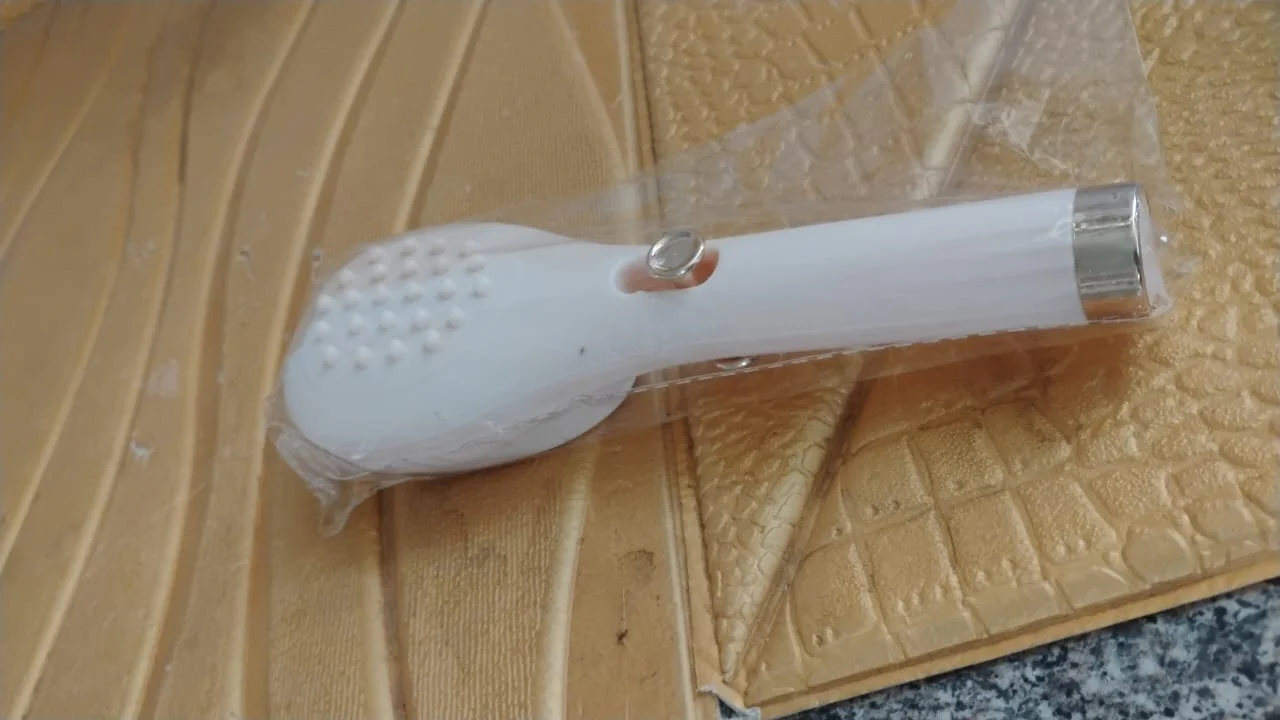 Self-Cleaning Anti-Static Massage Comb (1 Pc) - Image 8