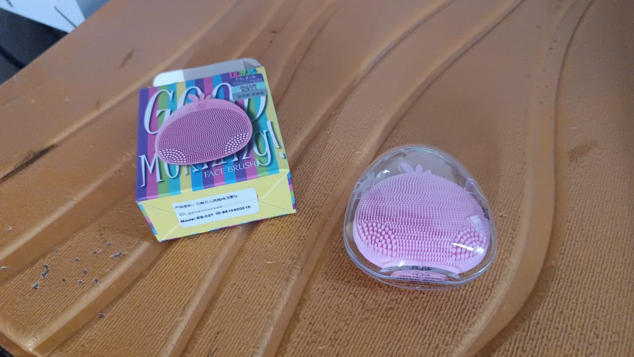 Silicone Face Cleansing Brush (1 Pc) - Image 7