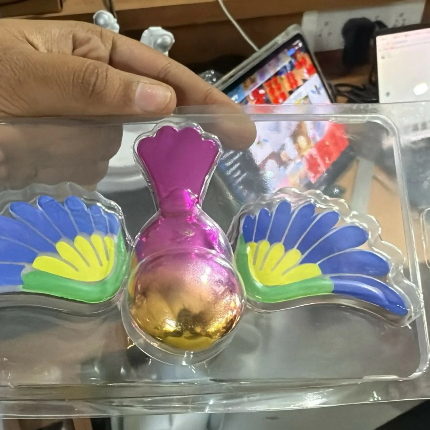 Simulated Flapping Bird Car Ornament | Creative Spinning Dashboard & Mirror Decor - Image 6