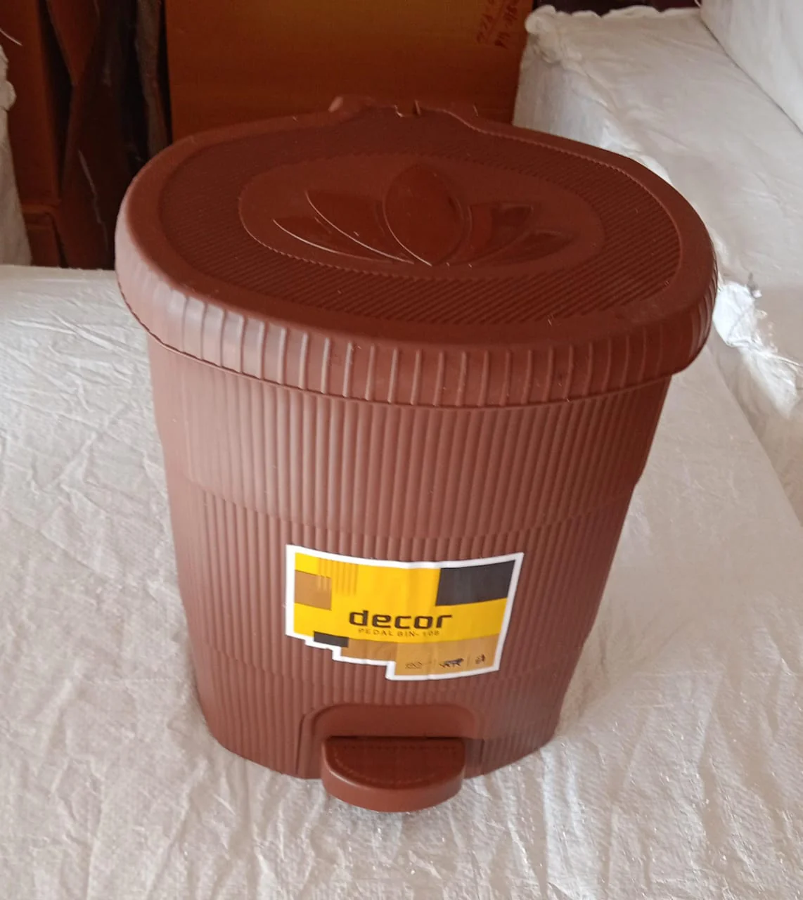 Mini Plastic Pedal Dustbin for Kitchen, Office & Car Use (1 PC) - Image 10