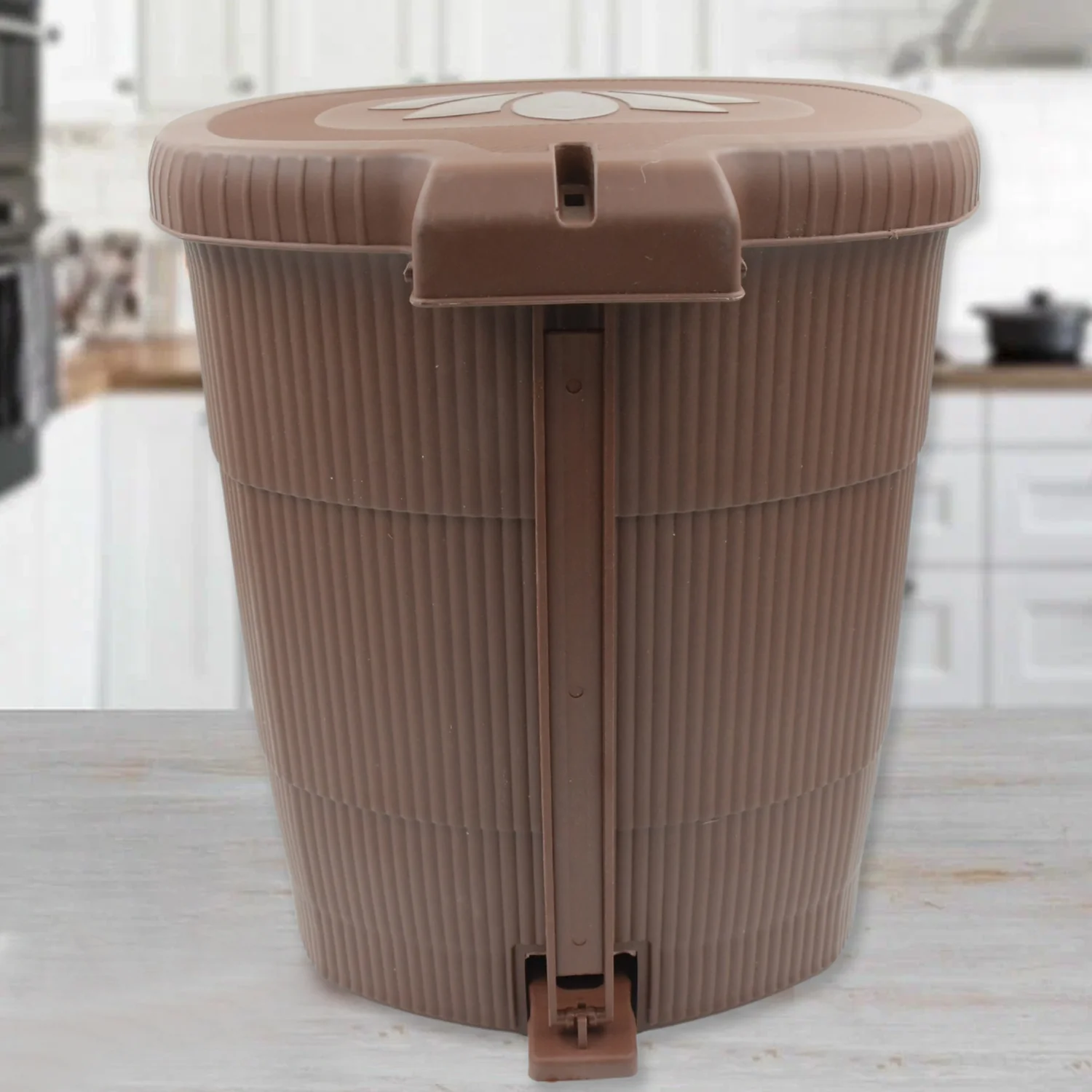 Mini Plastic Pedal Dustbin for Kitchen, Office & Car Use (1 PC) - Image 6