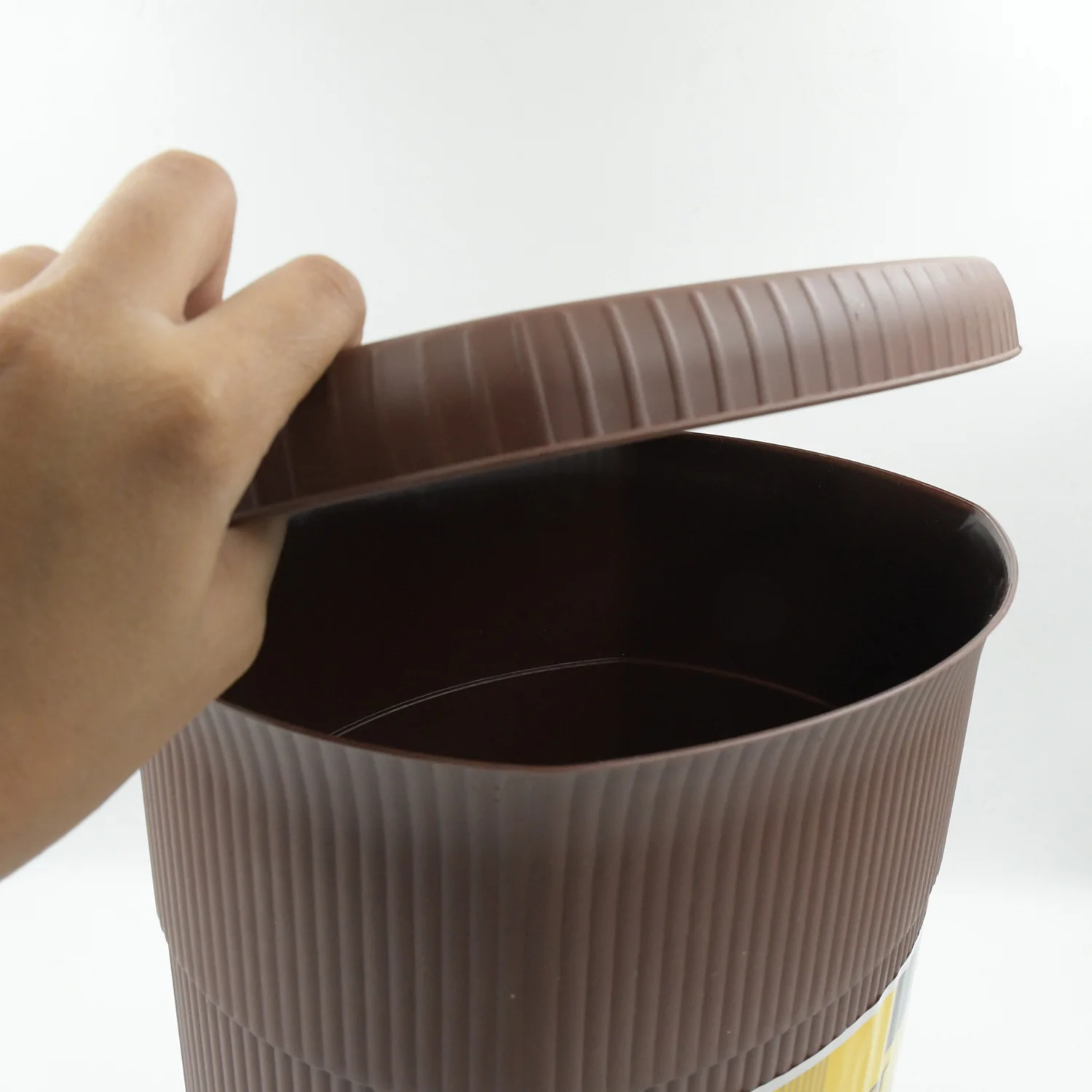 Mini Plastic Pedal Dustbin for Kitchen, Office & Car Use (1 PC) - Image 8