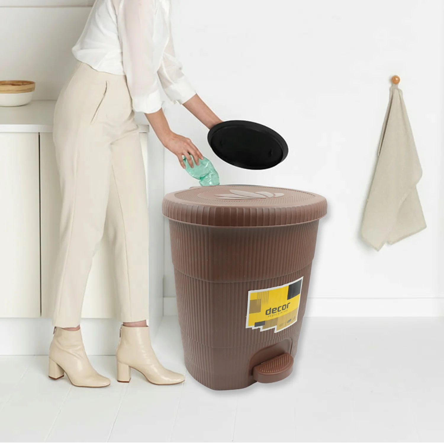 Mini Plastic Pedal Dustbin for Kitchen, Office & Car Use (1 PC) - Image 9