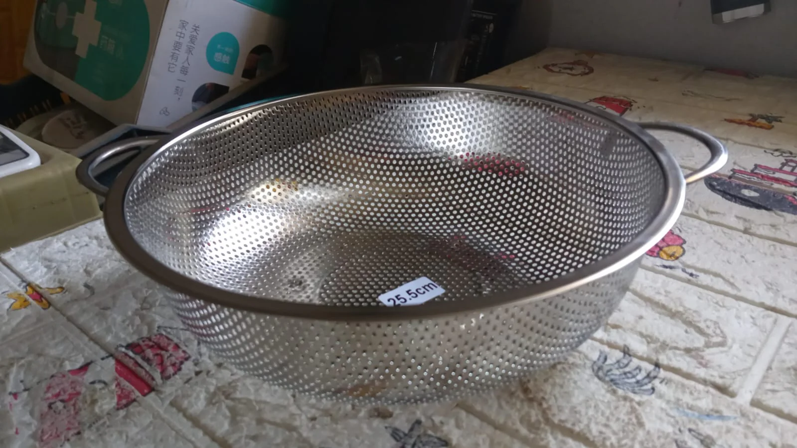 Stainless Steel Colander with Handle, Large Strainer Basket for Kitchen (25.5 cm) - Image 7