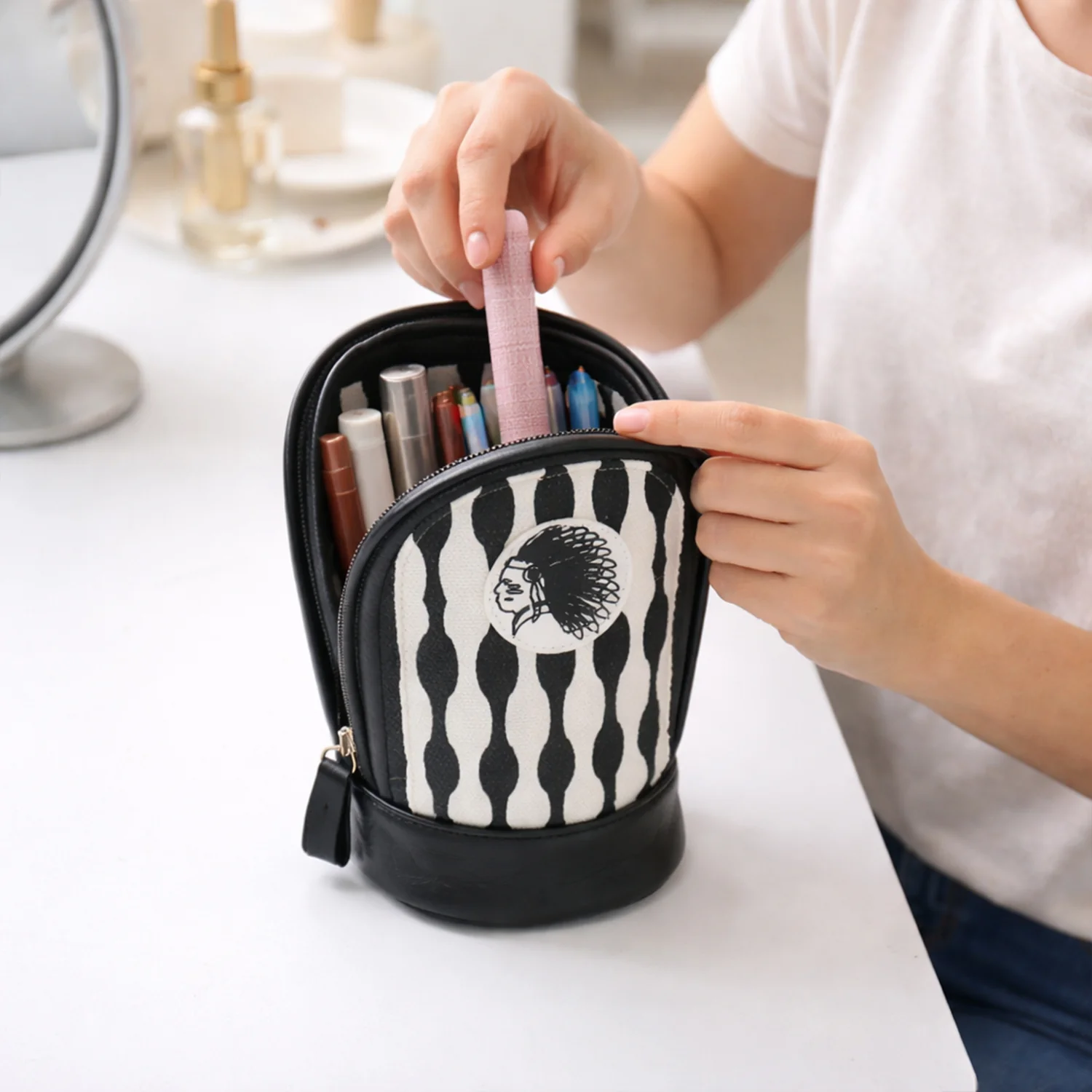 Stylish Hard Base Zipper Pencil Pouch (1 Pc) - Image 3